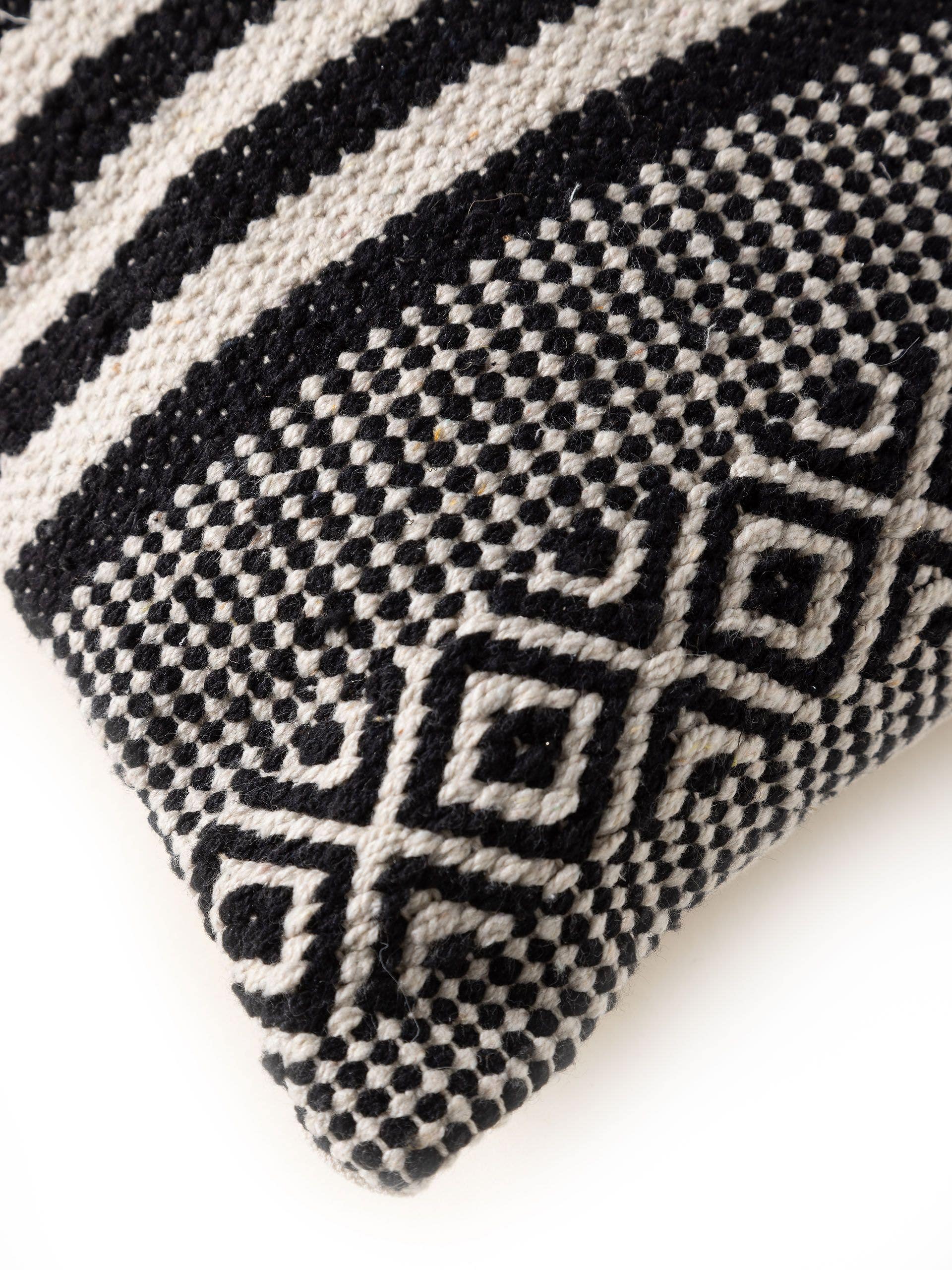 Cushion Cover Deja Black/White in Withfringes design made of 100% Cotton by benuta Pop