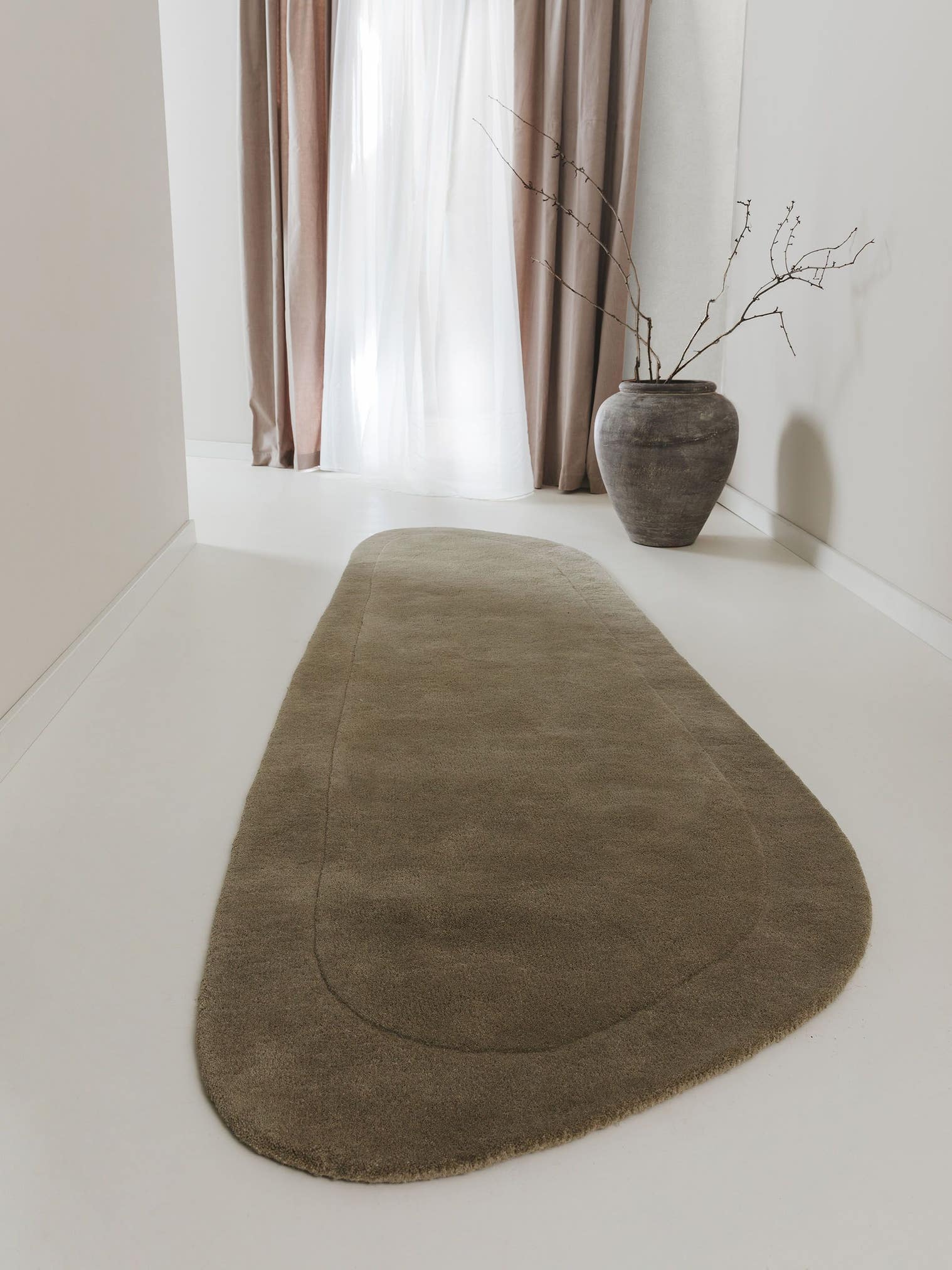 Tapijt van 100% Wol in Groen met een 6 - 10 mm hoge pool van benuta Pure