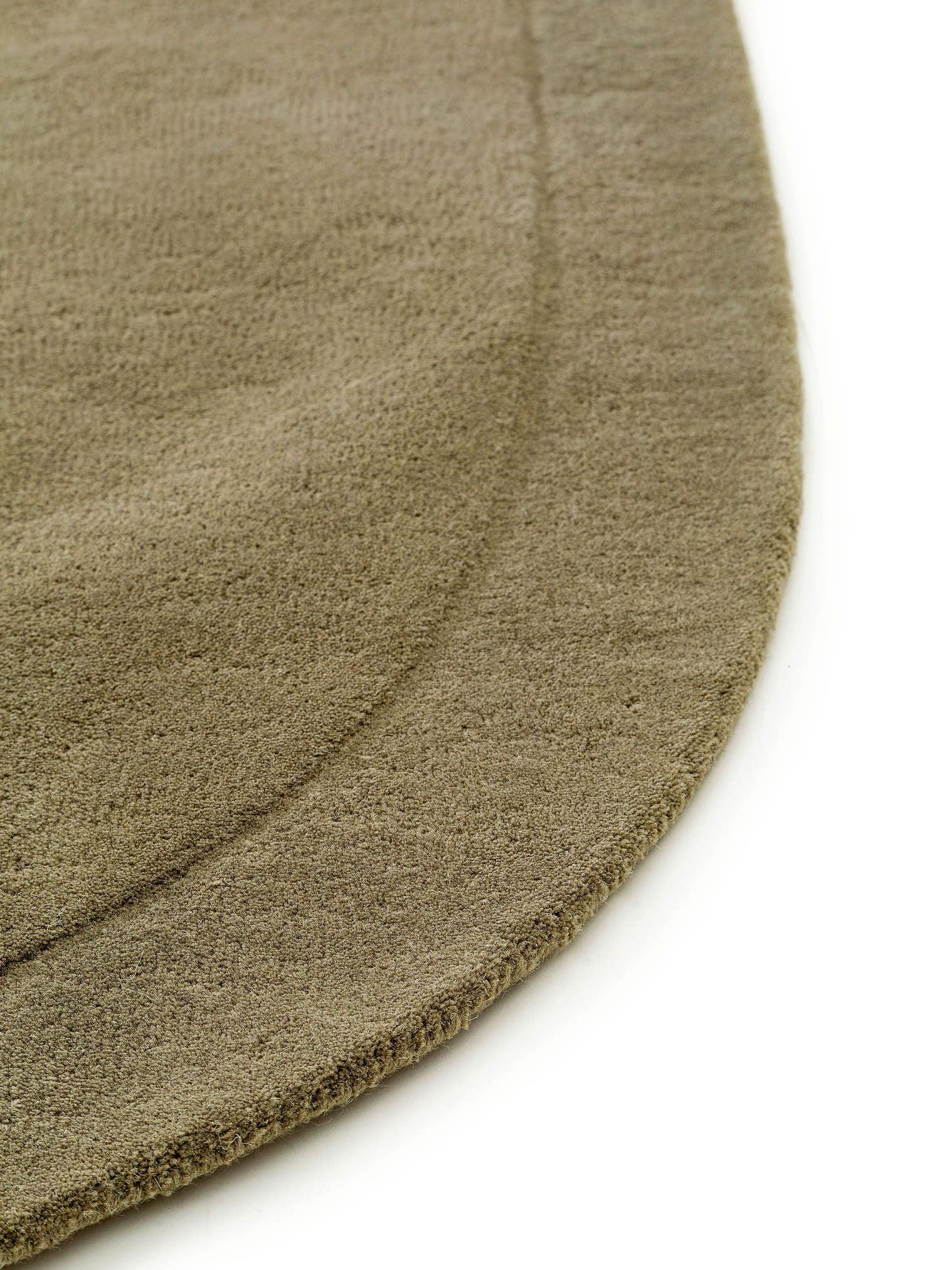 Tapijt van 100% Wol in Groen met een 6 - 10 mm hoge pool van benuta Pure