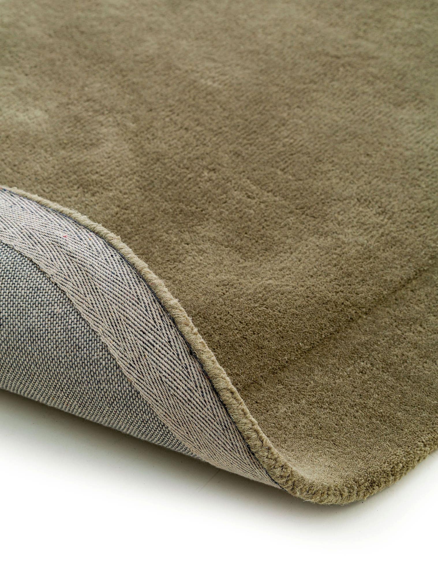 Tapijt van 100% Wol in Groen met een 6 - 10 mm hoge pool van benuta Pure