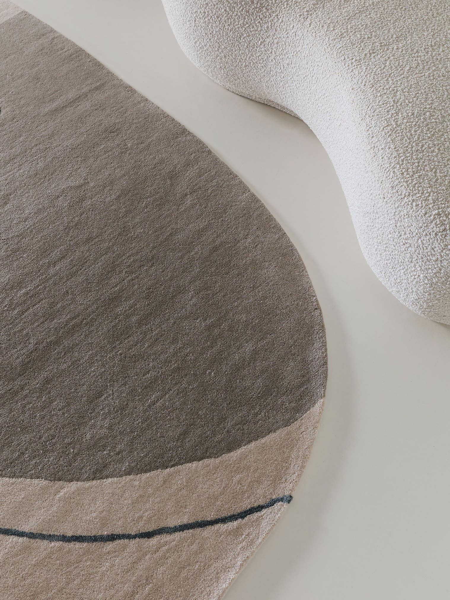 Tapijt van 90% Wol, 10% Viscose in Beige met een 6 - 10 mm hoge pool van benuta Pure