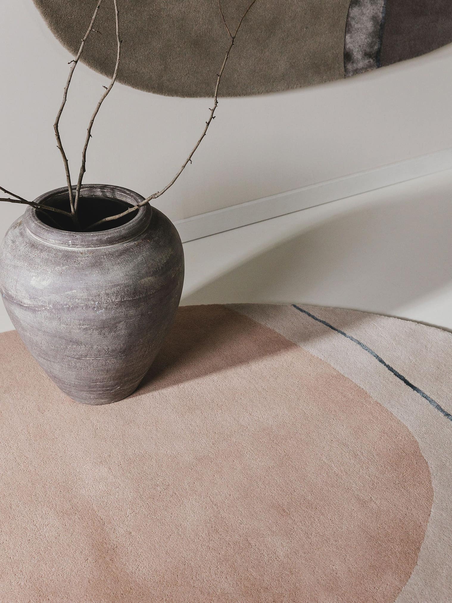 Tapijt van 90% Wol, 10% Viscose in Beige met een 6 - 10 mm hoge pool van benuta Pure