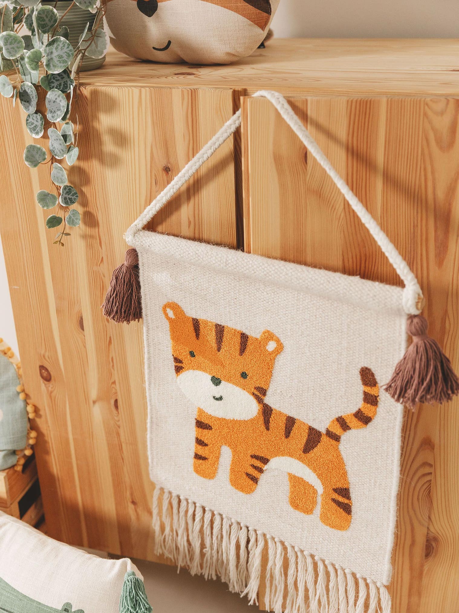 Wall Hanging Savannah Orange im Design KidsDesign aus 75% Wool, 20% Cotton, 5% Polyacrylic von Lytte
