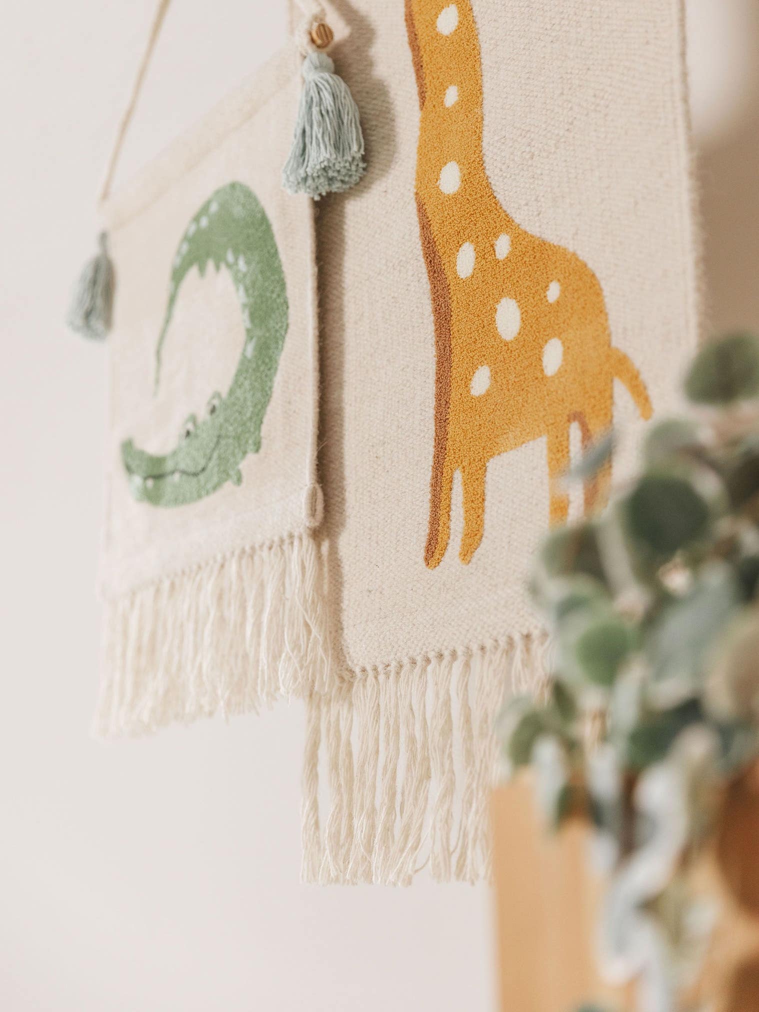 Väggdekoration Savannah Grön med KidsDesign-design i 75% Ull, 20% Bomull, 5% Polyakryl från Lytte