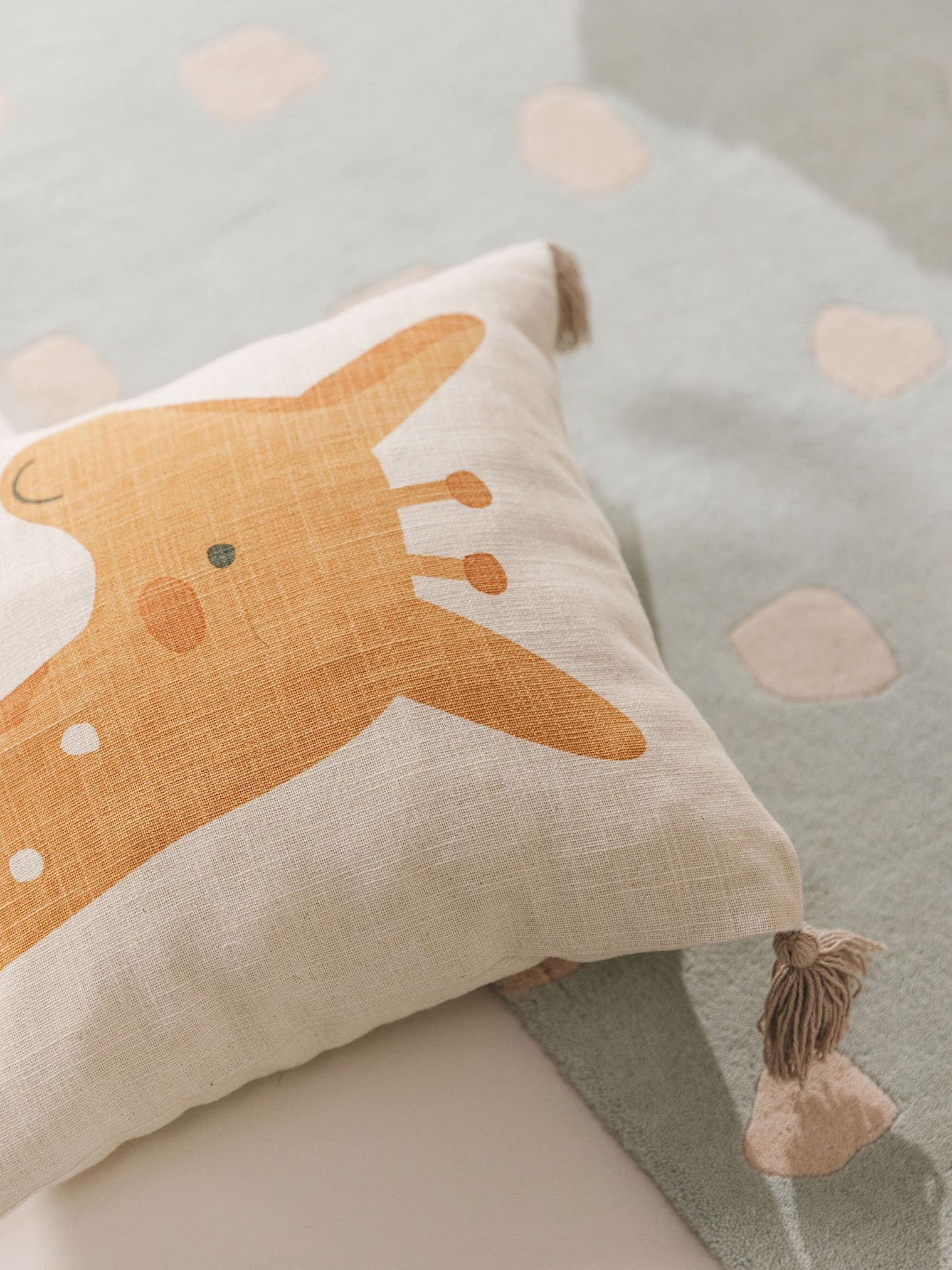 Cushion Cover Savannah Yellow im Design KidsDesign aus 100% Cotton von Lytte