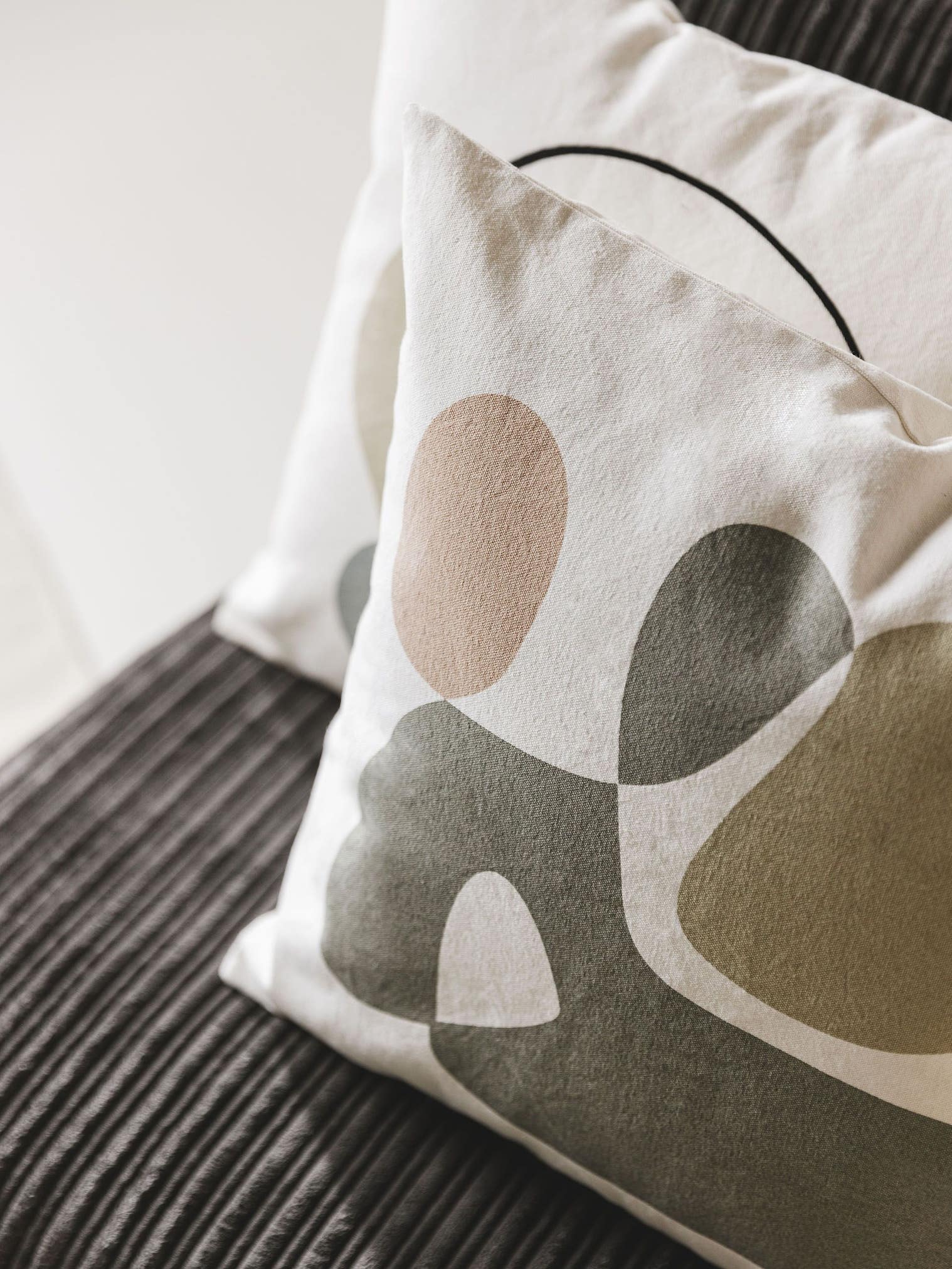 Kissenbezug Malea Multicolor im Design Abstrakt aus 100% Baumwolle von benuta Pop