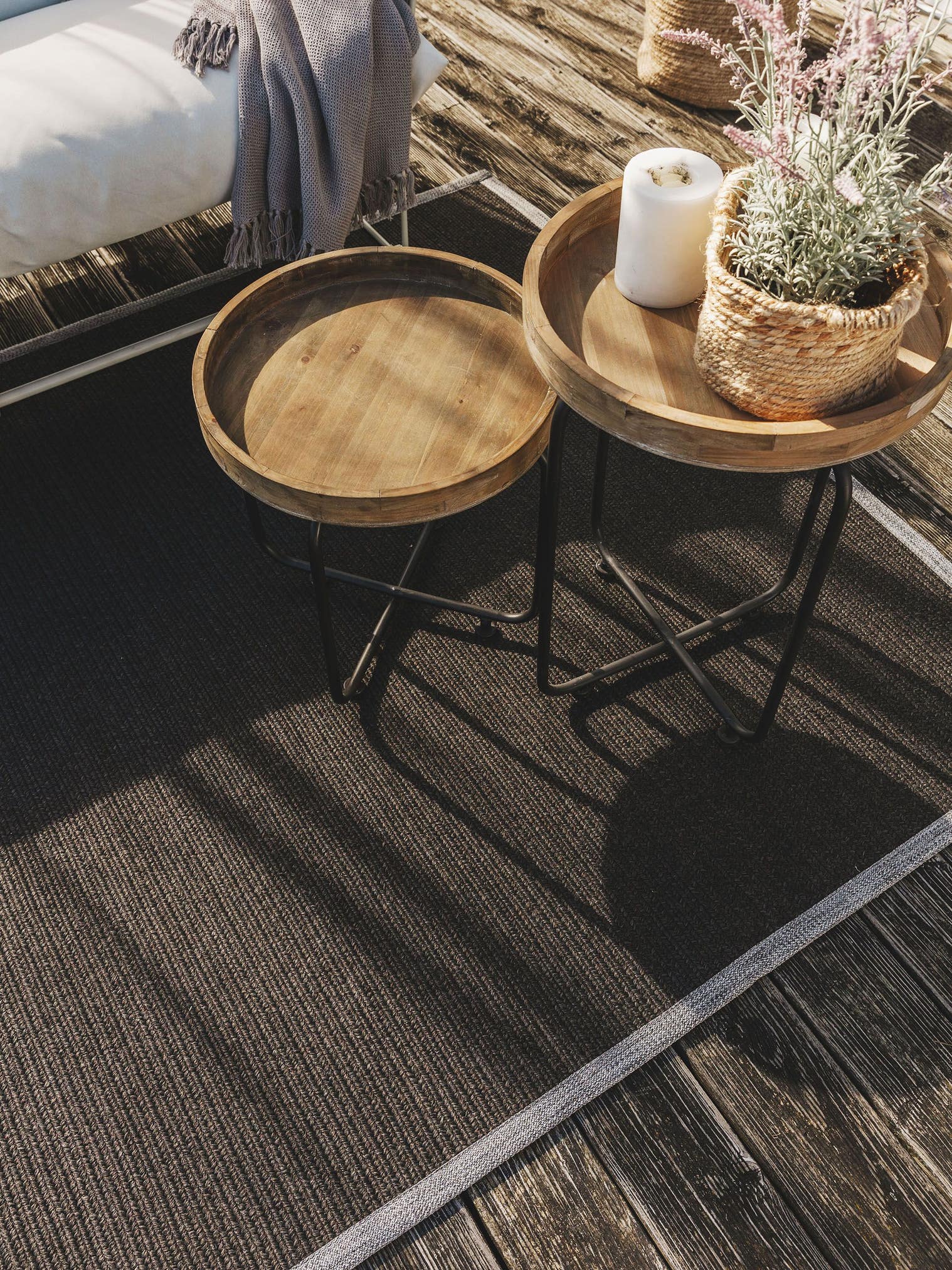 Matta av 80% Polypropylen, 20% Polyester i Svart med 1- 5 mm hög lugg från benuta Nest