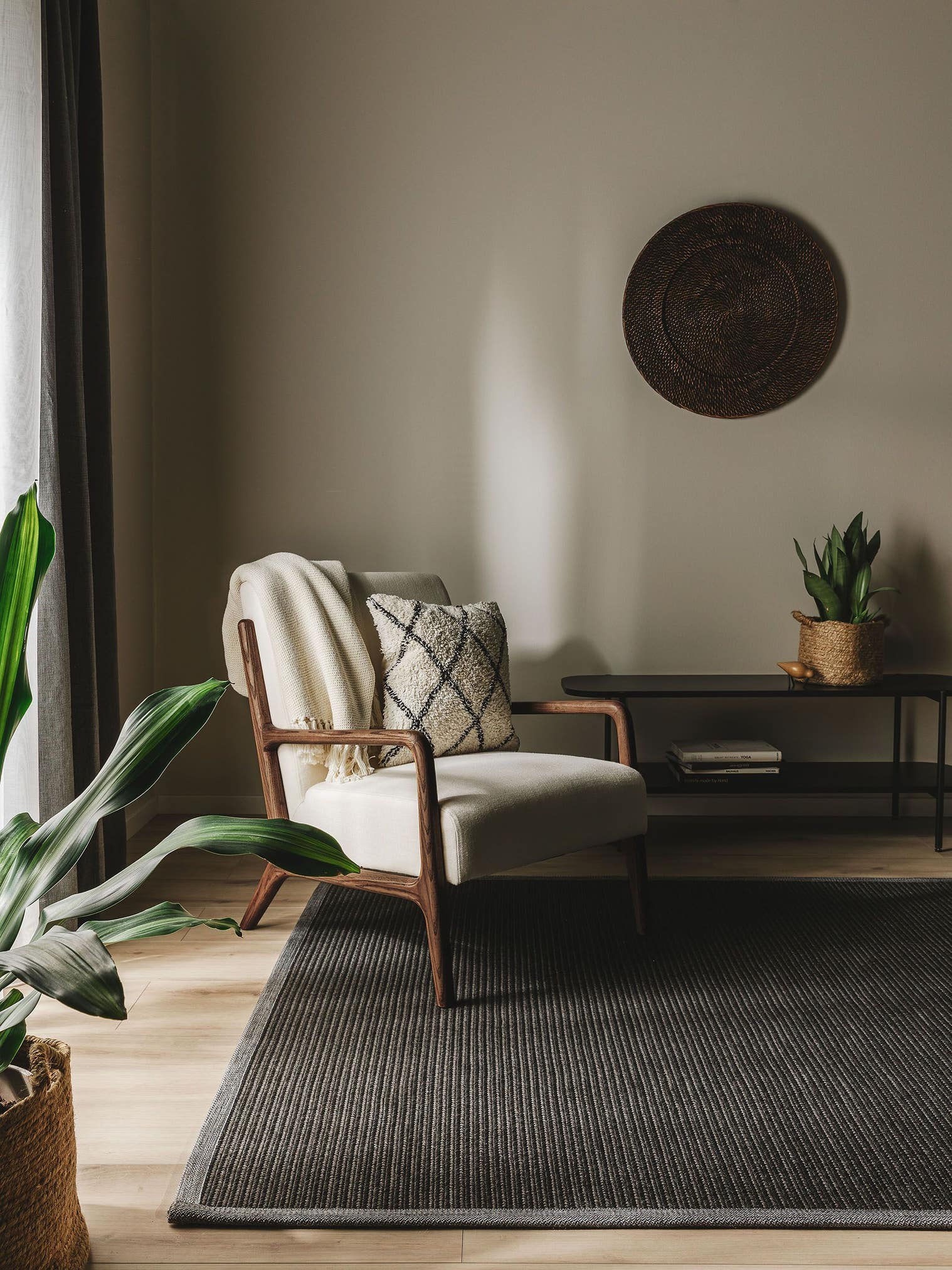 Matta av 80% Polypropylen, 20% Polyester i Svart med 1- 5 mm hög lugg från benuta Nest