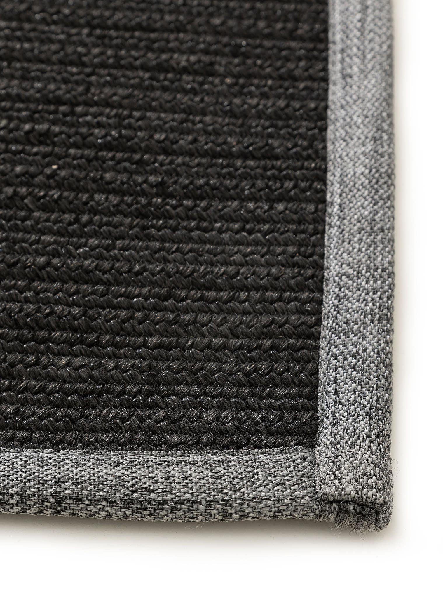 Matta av 80% Polypropylen, 20% Polyester i Svart med 1- 5 mm hög lugg från benuta Nest