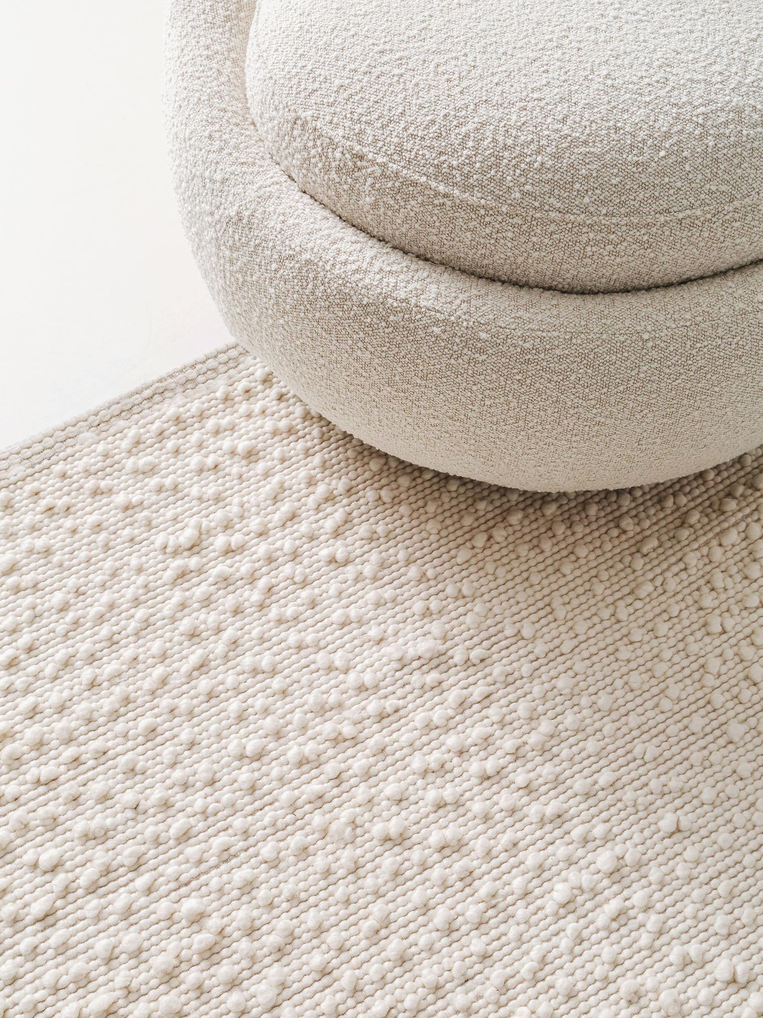 Teppich aus 70% Wolle, 20% Baumwolle, 10% Viskose in Beige mit bis 5 mm hohem Flor von benuta Pure