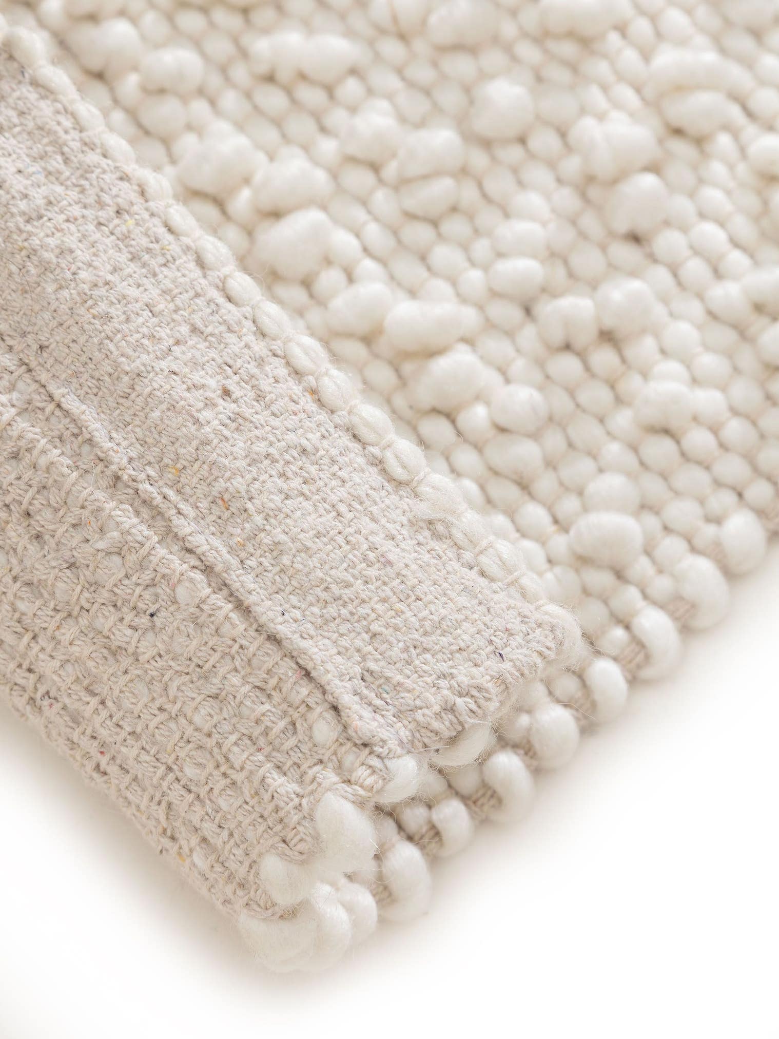 Teppich aus 70% Wolle, 20% Baumwolle, 10% Viskose in Beige mit bis 5 mm hohem Flor von benuta Pure