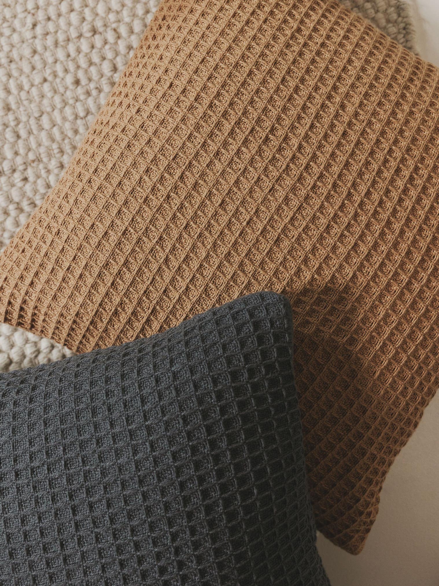 Örngott Amalia Mörkgrå med -design i 100% Bomull från benuta Pure