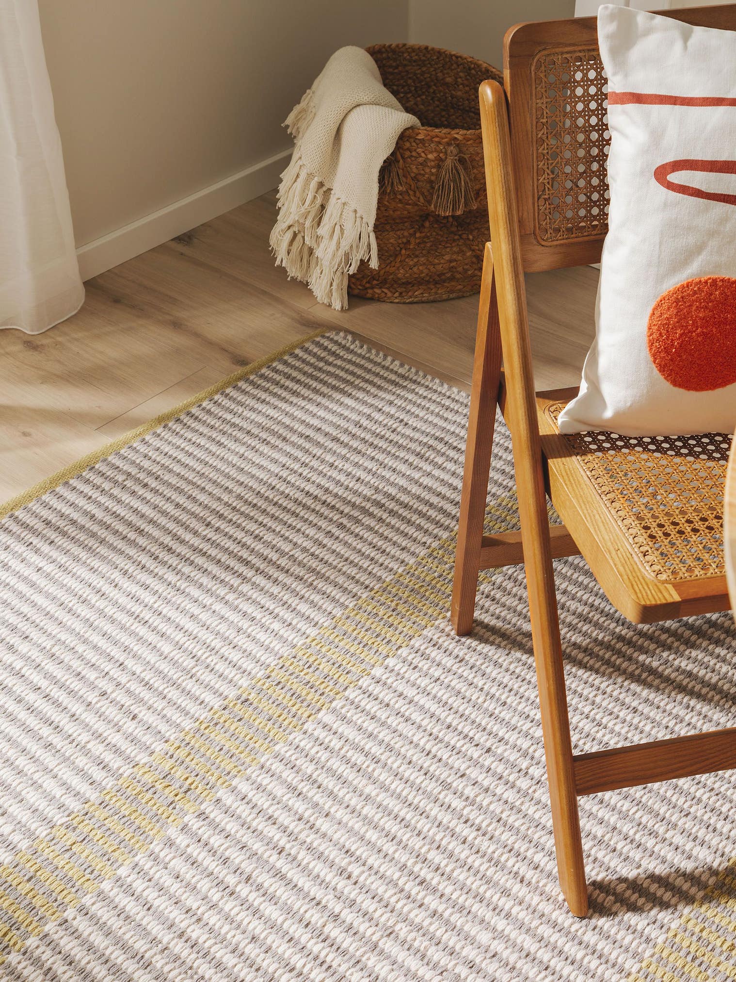 Rug made of 50% Wool, 50% Cotton in Green with a 1- 5 mm high pile by benuta Pop