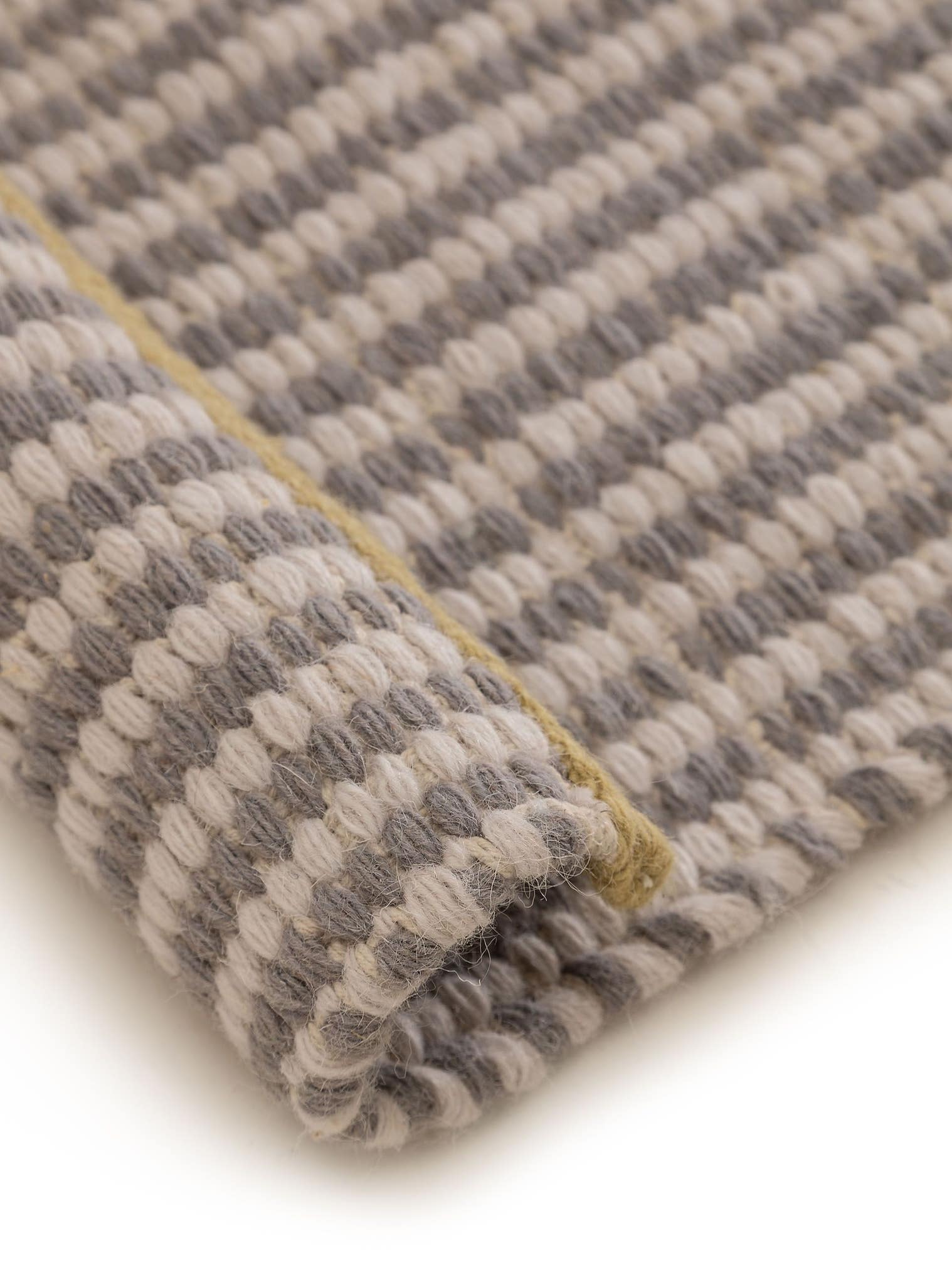 Rug made of 50% Wool, 50% Cotton in Green with a 1- 5 mm high pile by benuta Pop
