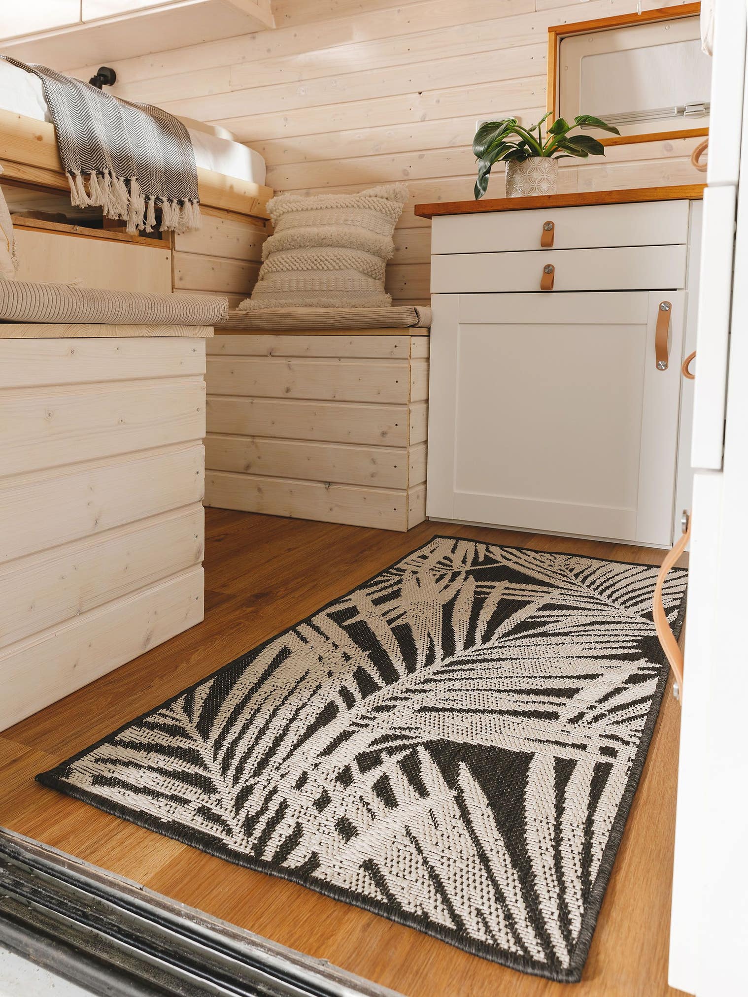 Teppich aus 100% Polypropylen in Schwarz/Weiß mit bis 5 mm hohem Flor von benuta Pop