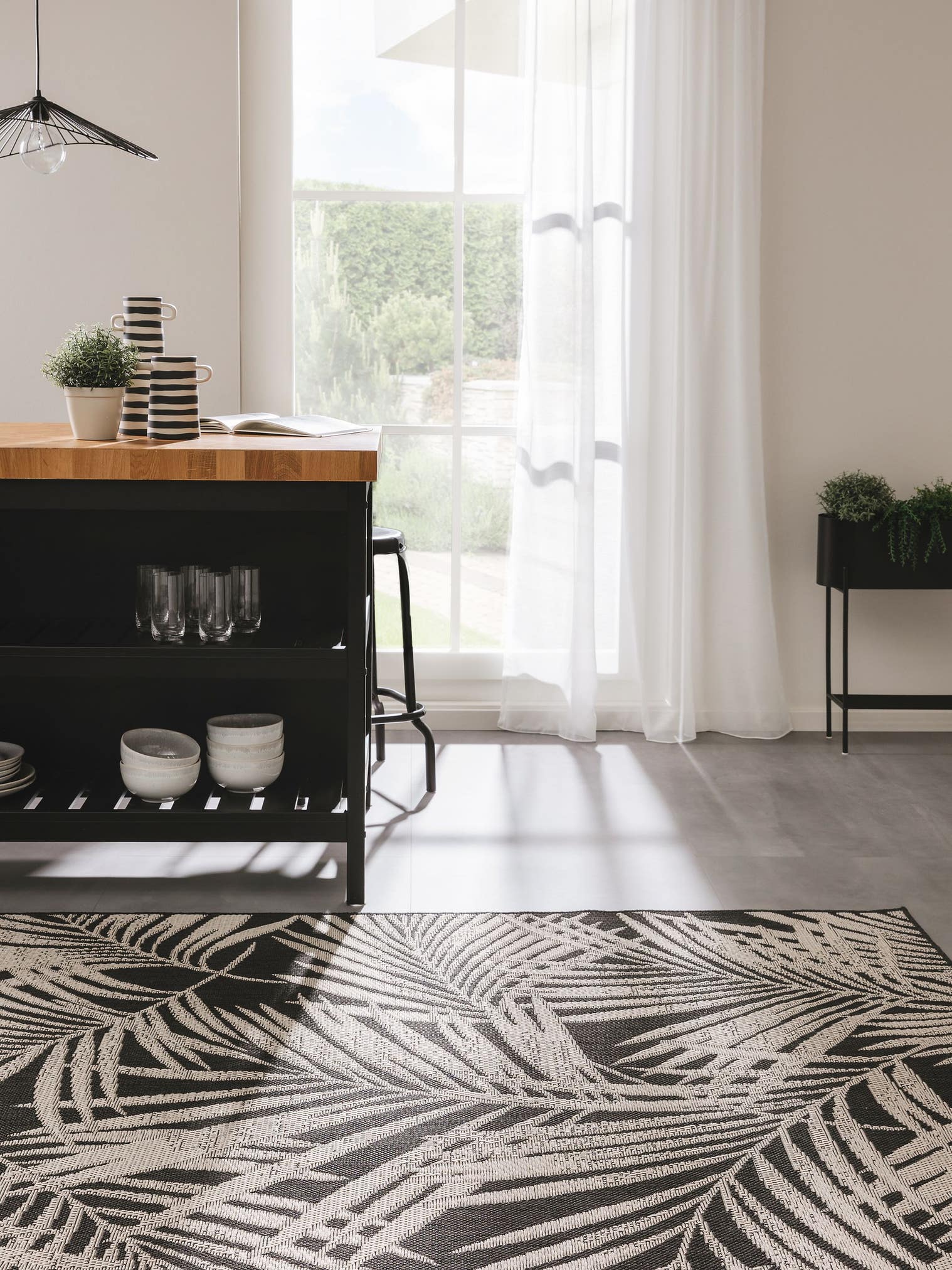 Teppich aus 100% Polypropylen in Schwarz/Weiß mit bis 5 mm hohem Flor von benuta Pop