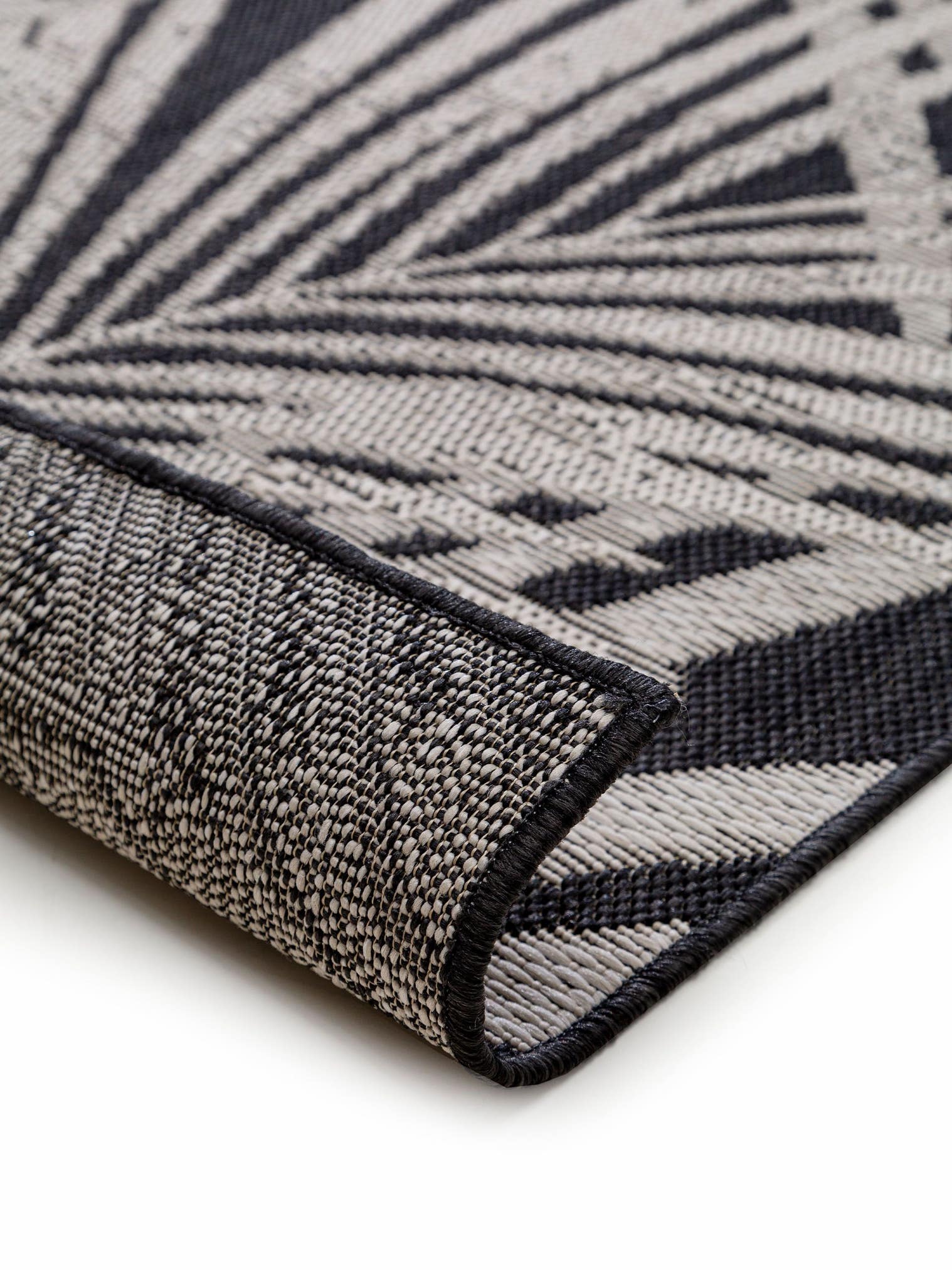 Teppich aus 100% Polypropylen in Schwarz/Weiß mit bis 5 mm hohem Flor von benuta Pop