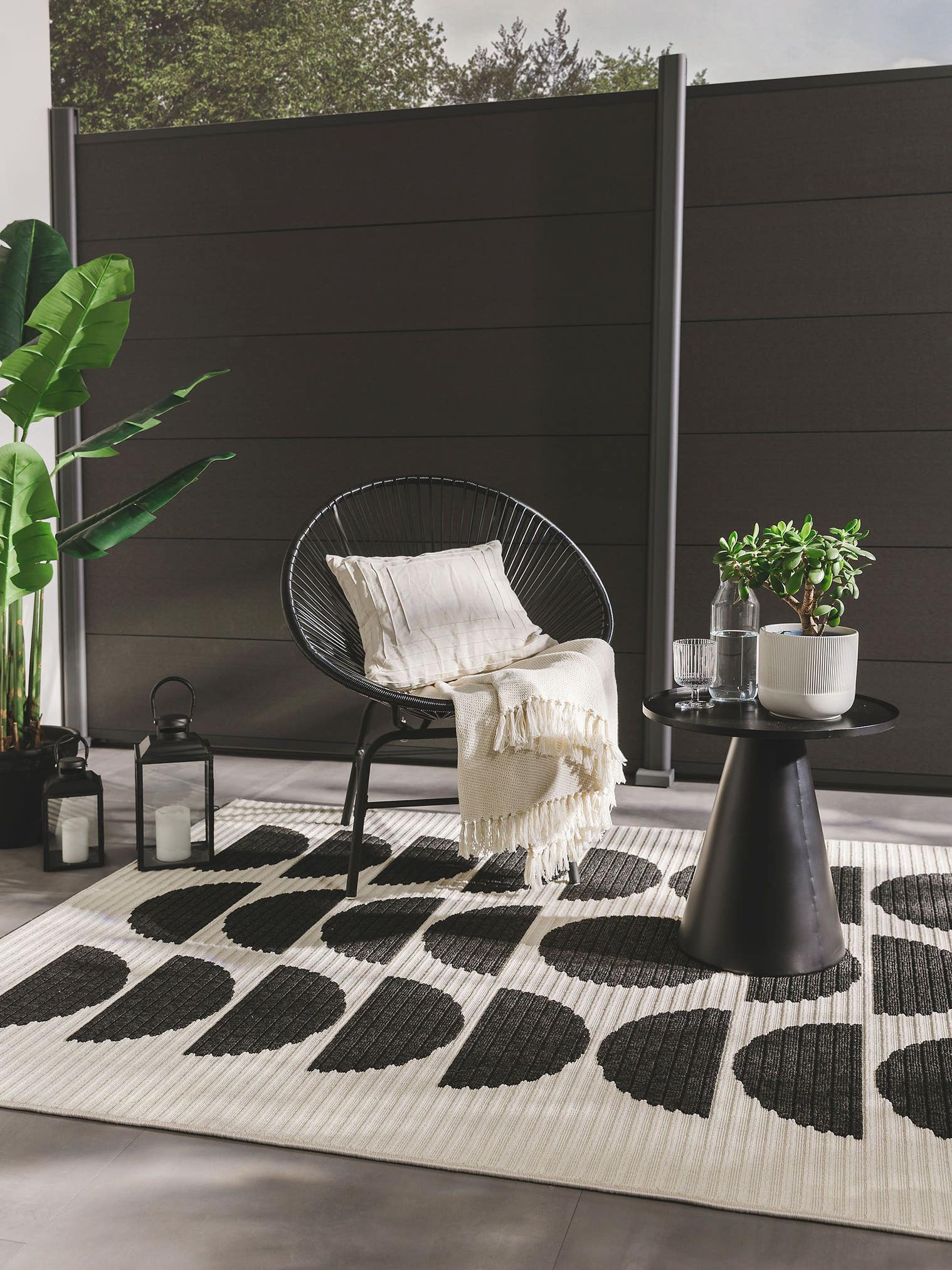Rug made of 100% Polypropylene in Black/White with a 1- 5 mm high pile by benuta Pop