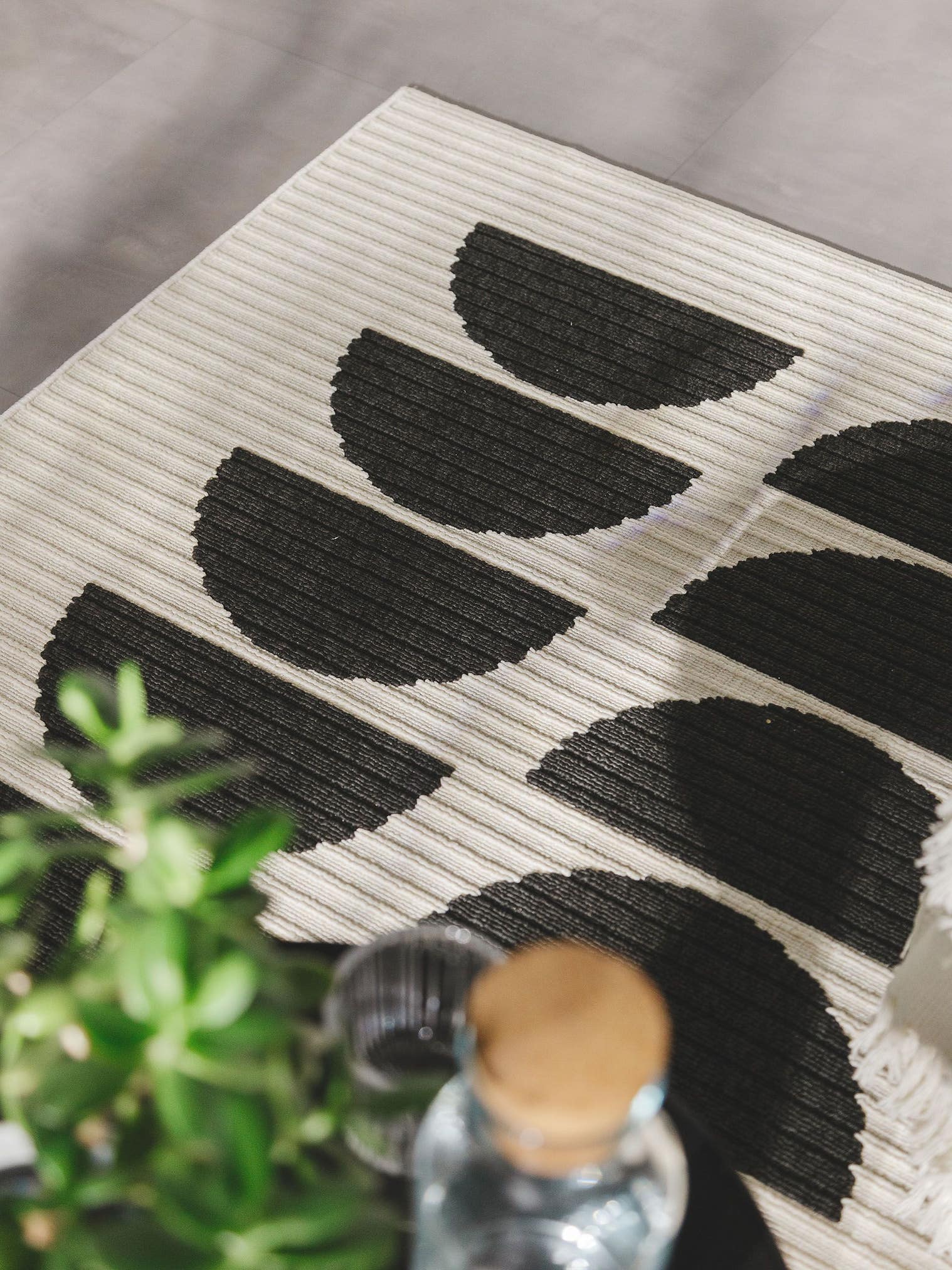 Rug made of 100% Polypropylene in Black/White with a 1- 5 mm high pile by benuta Pop