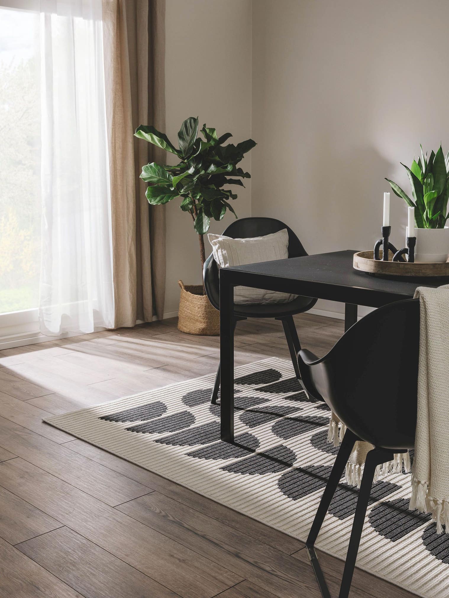 Rug made of 100% Polypropylene in Black/White with a 1- 5 mm high pile by benuta Pop