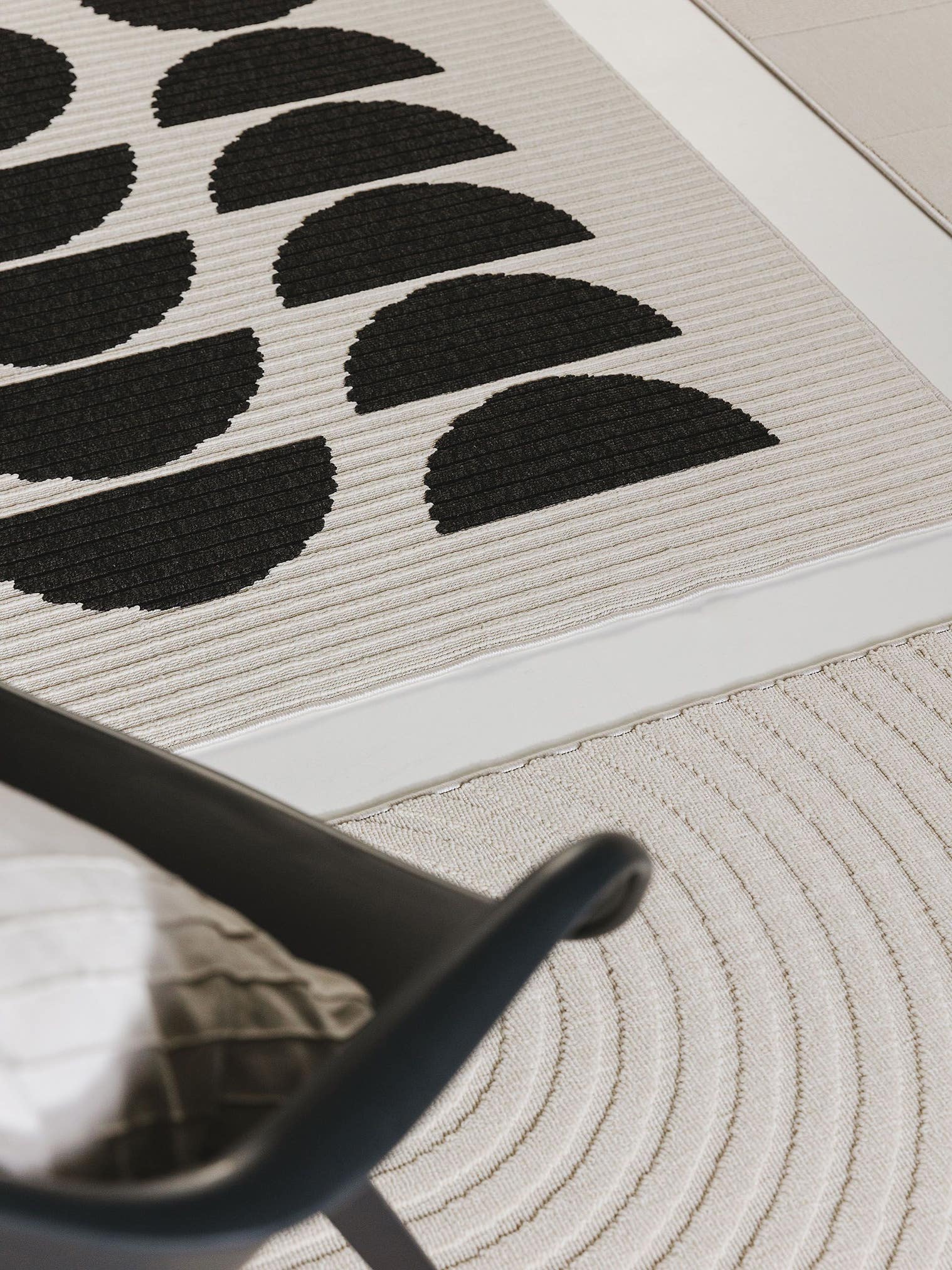 Rug made of 100% Polypropylene in Black/White with a 1- 5 mm high pile by benuta Pop