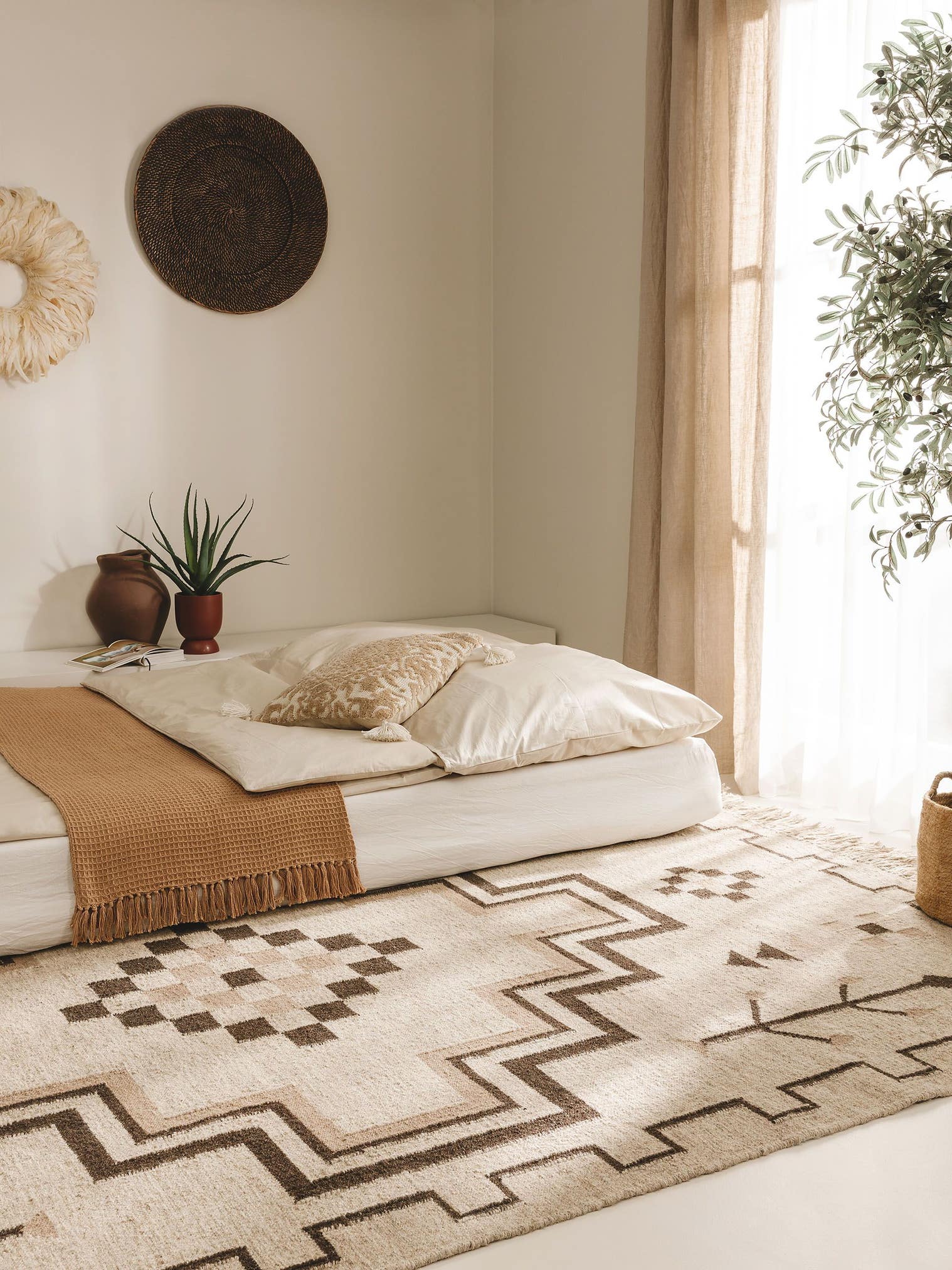 Teppich aus 80% Wolle, 20% Baumwolle in Taupe mit bis 5 mm hohem Flor von benuta Pure