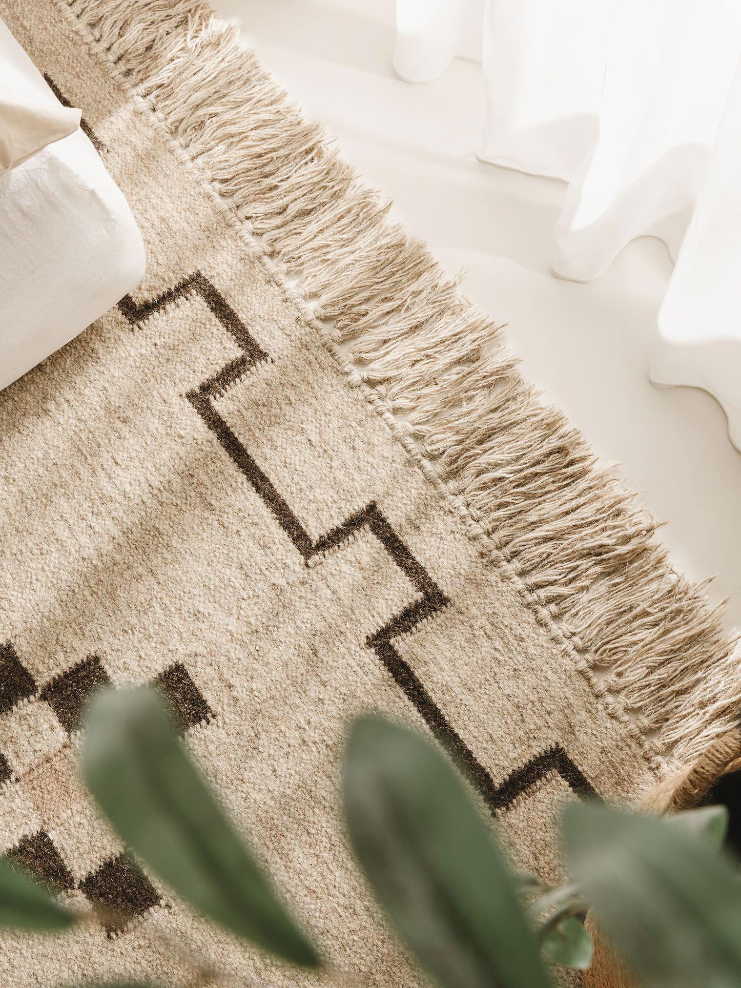 Teppich aus 80% Wolle, 20% Baumwolle in Taupe mit bis 5 mm hohem Flor von benuta Pure