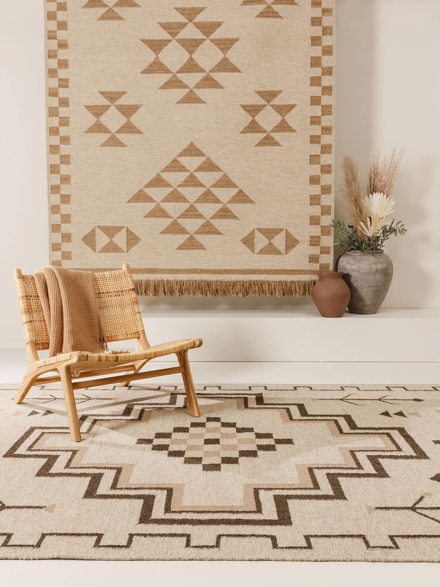 Teppich aus 80% Wolle, 20% Baumwolle in Taupe mit bis 5 mm hohem Flor von benuta Pure