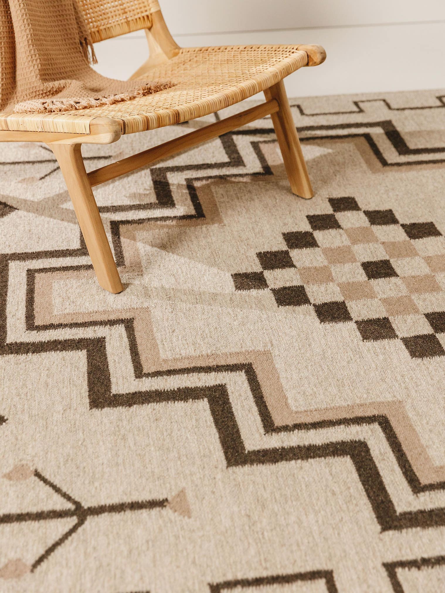 Teppich aus 80% Wolle, 20% Baumwolle in Taupe mit bis 5 mm hohem Flor von benuta Pure