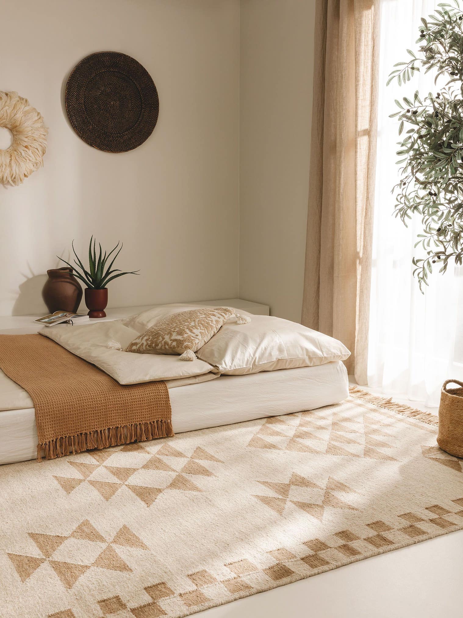 Teppich aus 80% Wolle, 20% Baumwolle in Beige mit bis 5 mm hohem Flor von benuta Pure