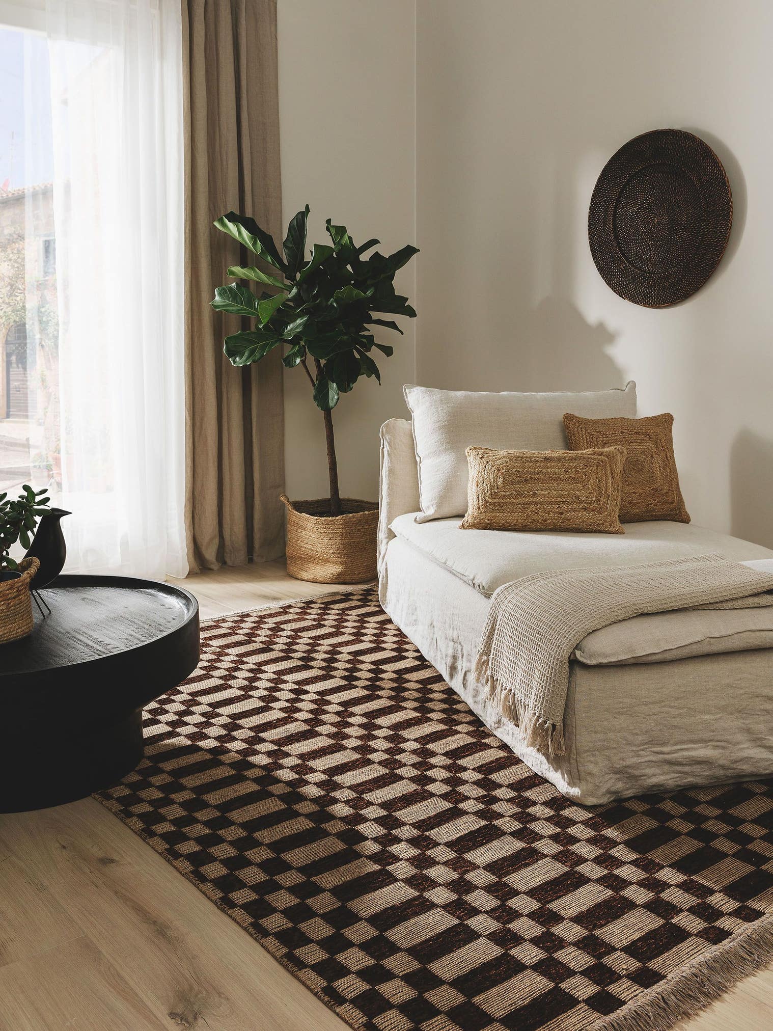 Teppich aus 55% Baumwolle (recycelt), 30% Jute, 15% Polyester in Braun mit bis 5 mm hohem Flor von benuta Pure