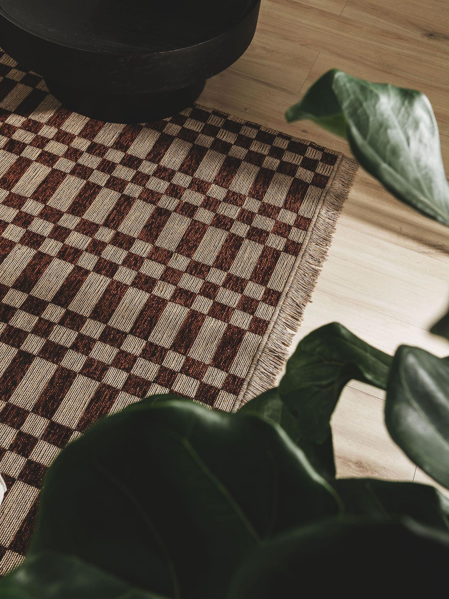Teppich aus 55% Baumwolle (recycelt), 30% Jute, 15% Polyester in Braun mit bis 5 mm hohem Flor von benuta Pure