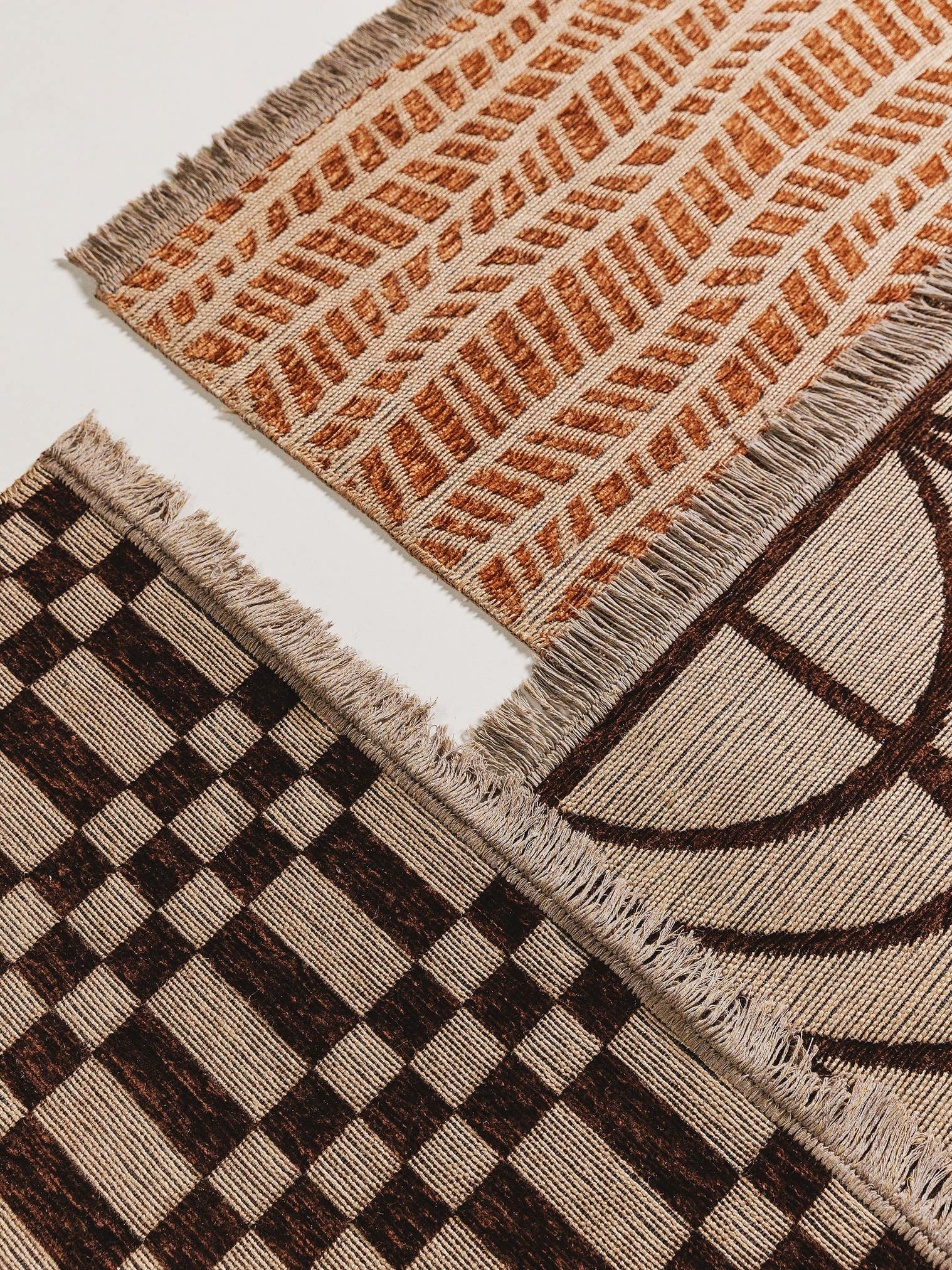 Teppich aus 55% Baumwolle (recycelt), 30% Jute, 15% Polyester in Braun mit bis 5 mm hohem Flor von benuta Pure