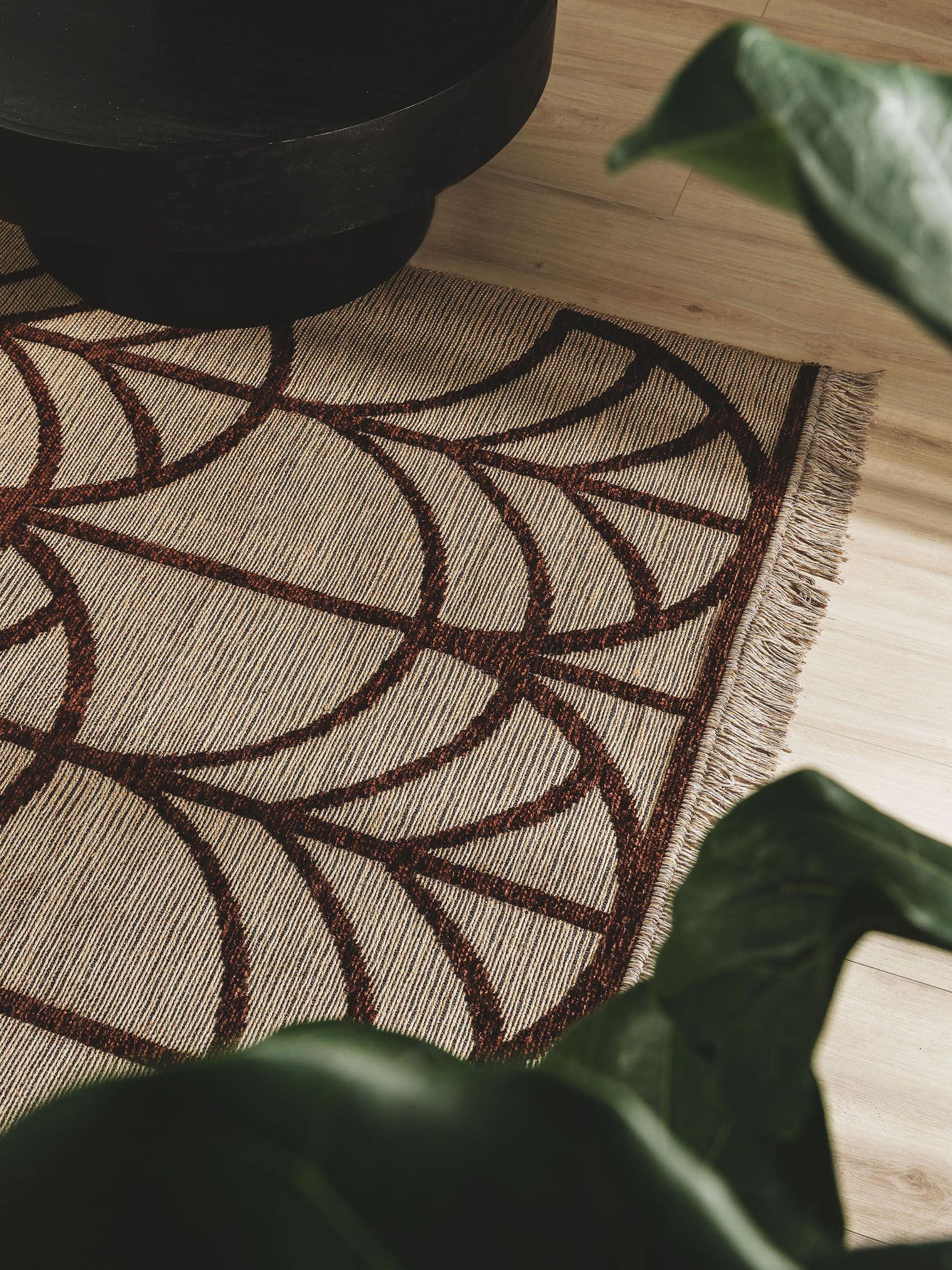 Matta av 55% Bomull (recycled), 30% Jute, 15% Polyester i Beige med 1- 5 mm hög lugg från benuta Pure
