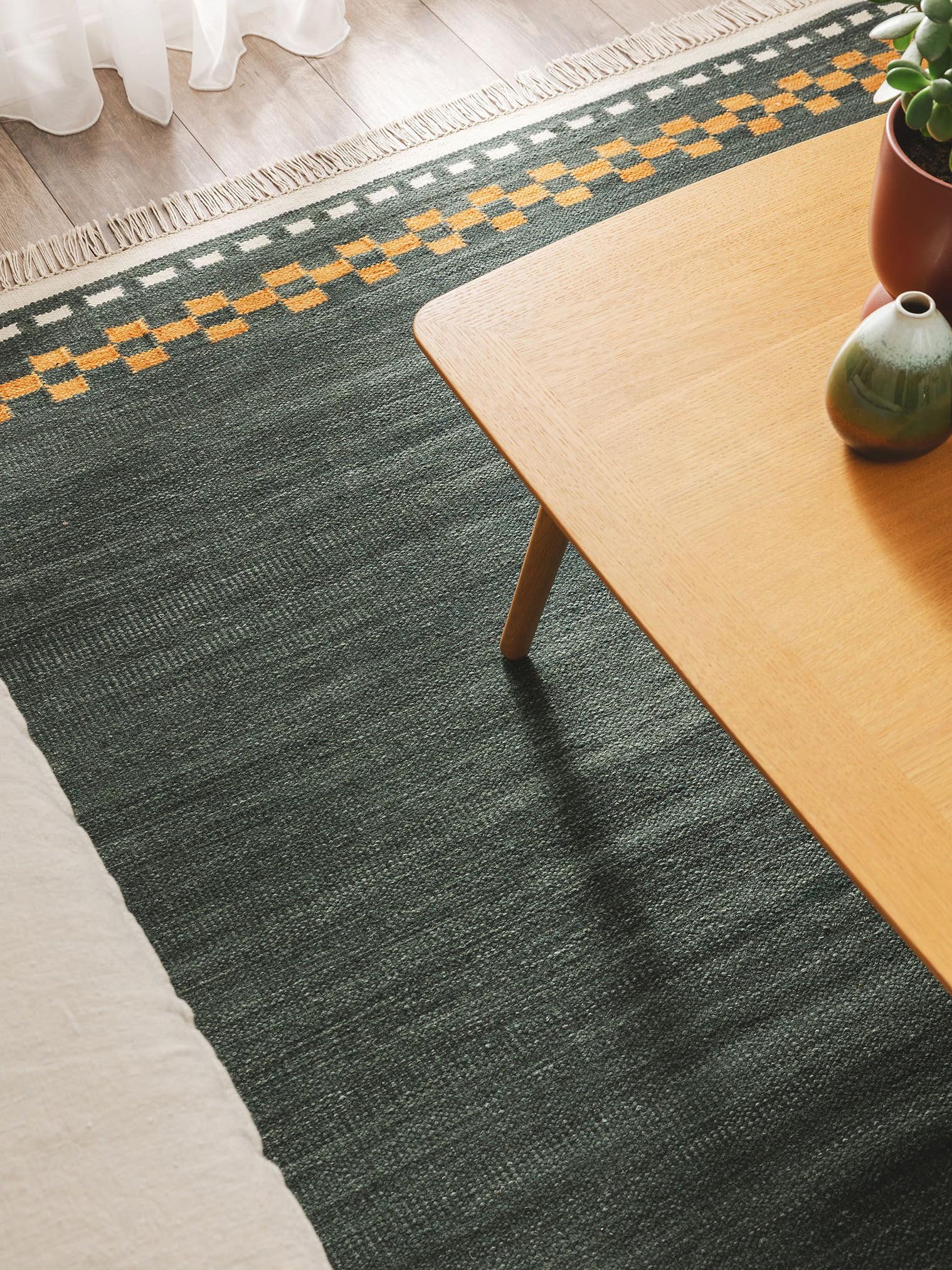 Teppich aus 80% Wolle, 20% Baumwolle in Grün mit bis 5 mm hohem Flor von benuta Pure