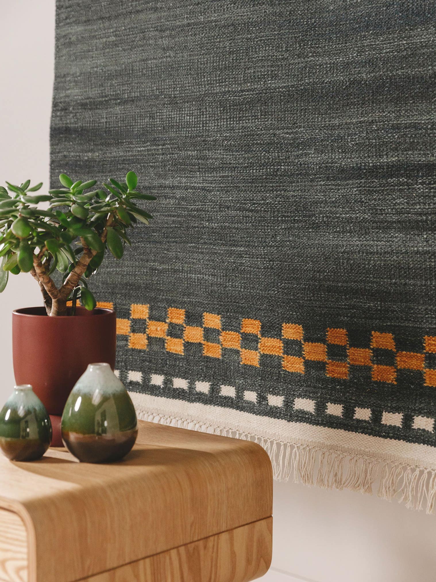 Teppich aus 80% Wolle, 20% Baumwolle in Grün mit bis 5 mm hohem Flor von benuta Pure