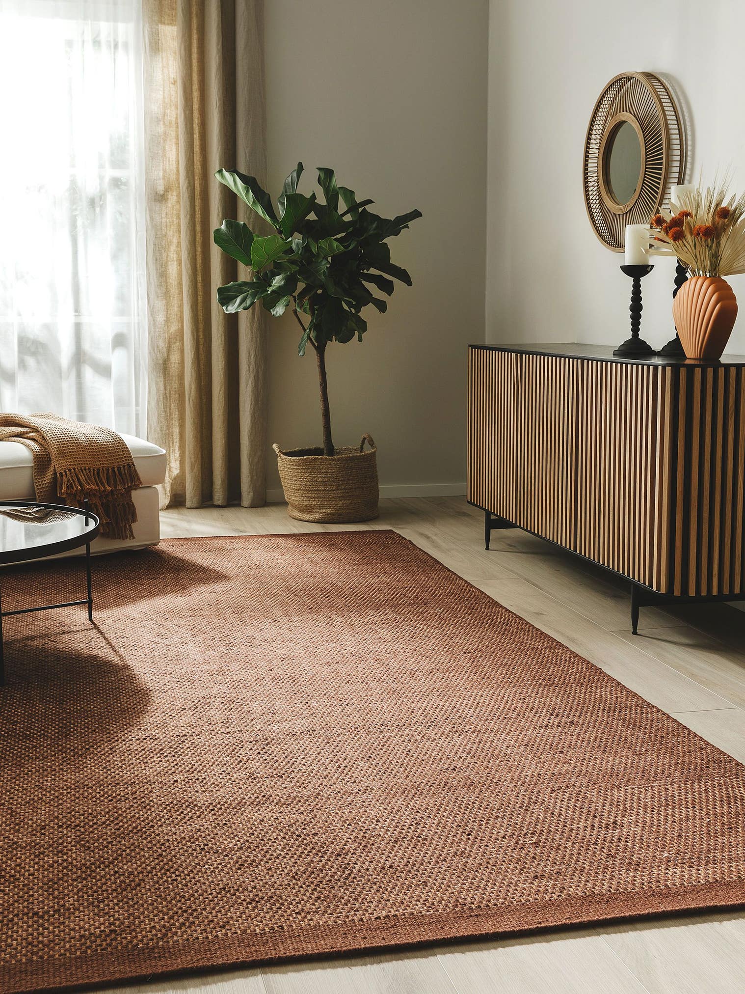Teppich aus 80% Wolle, 20% Baumwolle in Braun mit bis 5 mm hohem Flor von benuta Pure