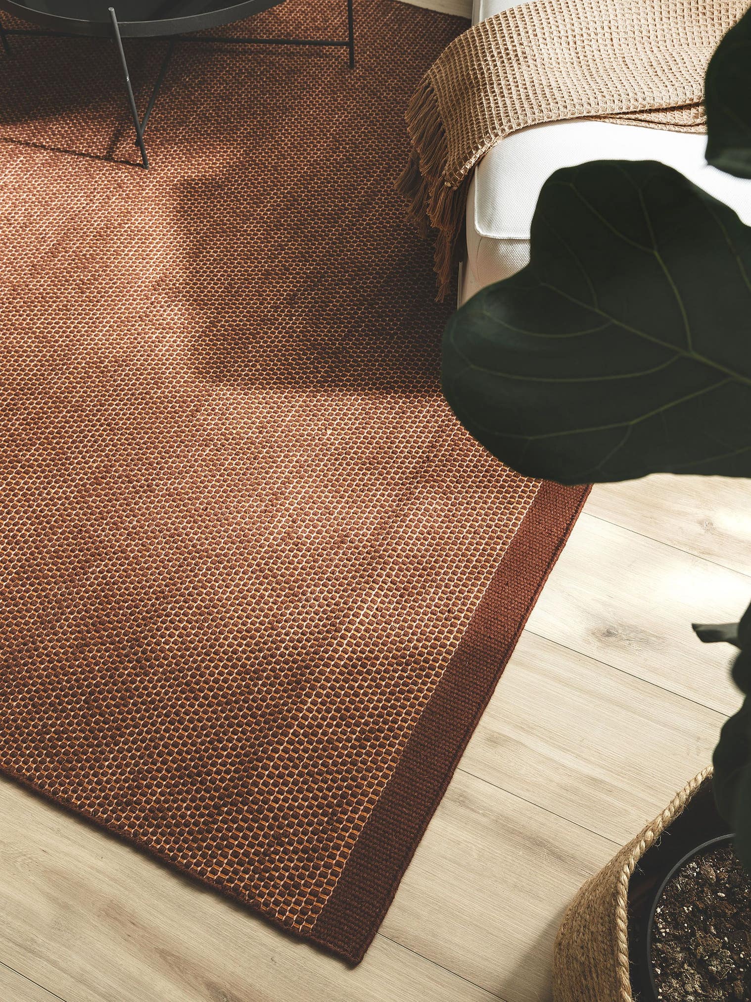 Teppich aus 80% Wolle, 20% Baumwolle in Braun mit bis 5 mm hohem Flor von benuta Pure