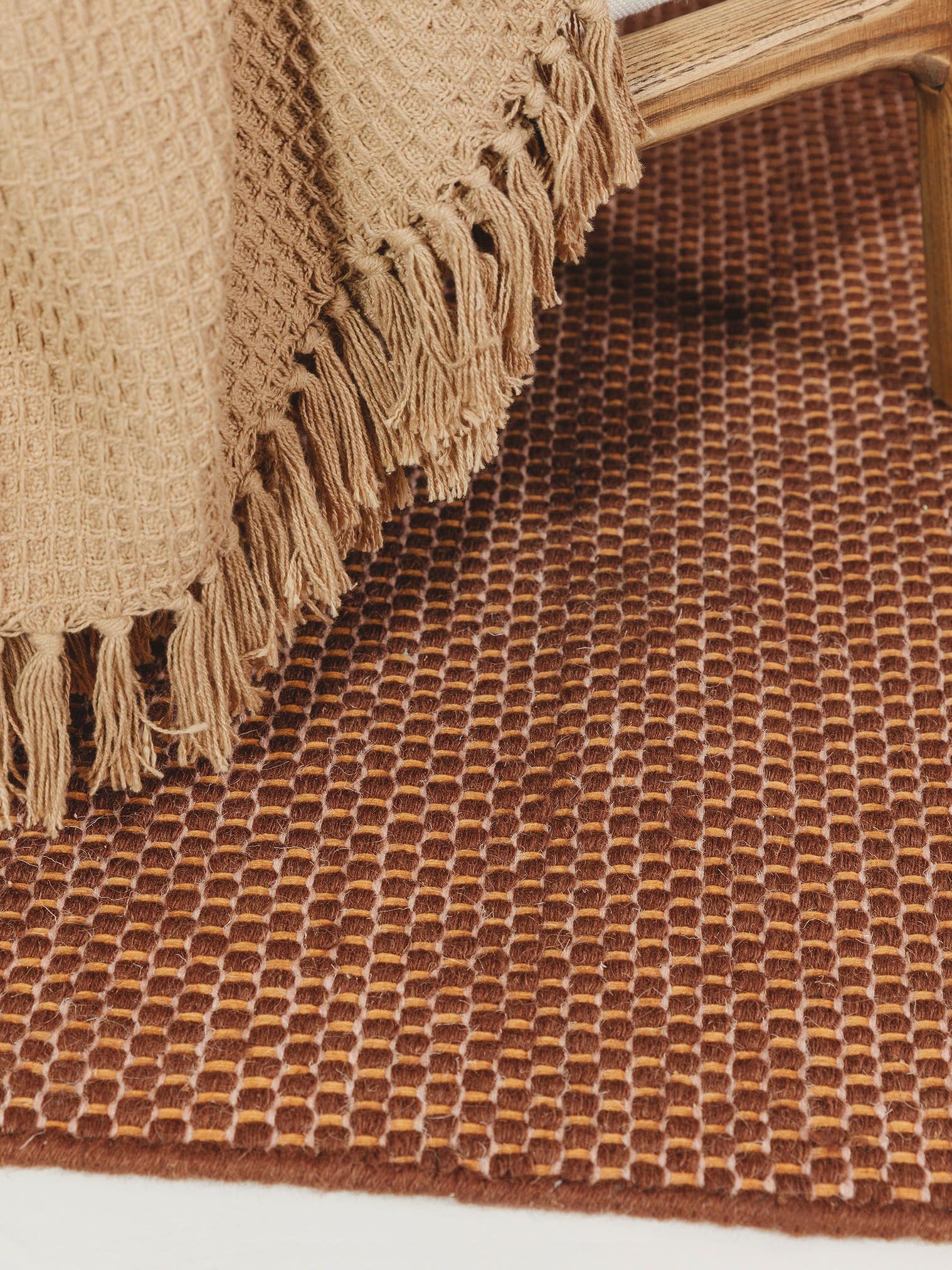 Teppich aus 80% Wolle, 20% Baumwolle in Braun mit bis 5 mm hohem Flor von benuta Pure