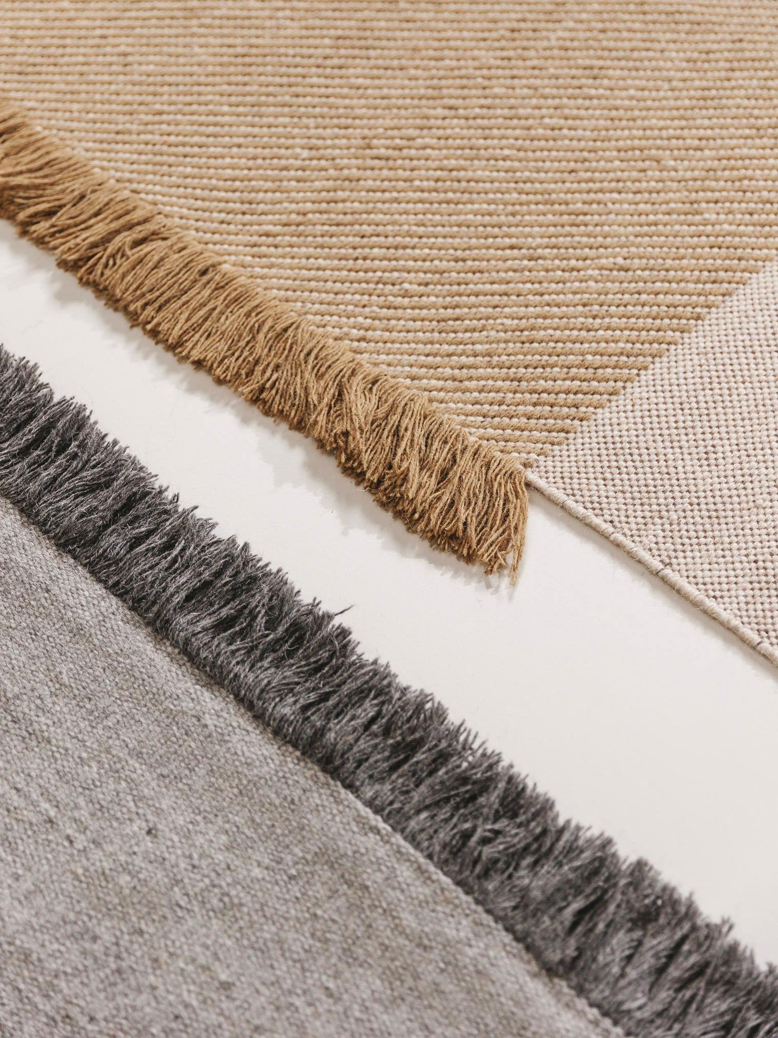 Teppich aus 70% Wolle, 30% Baumwolle in Beige mit bis 5 mm hohem Flor von benuta Pure