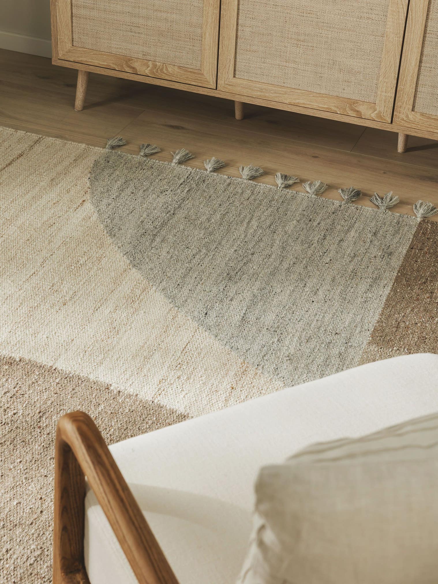 Teppich aus 80% Wolle, 20% Baumwolle in Grau mit bis 5 mm hohem Flor von benuta Pure