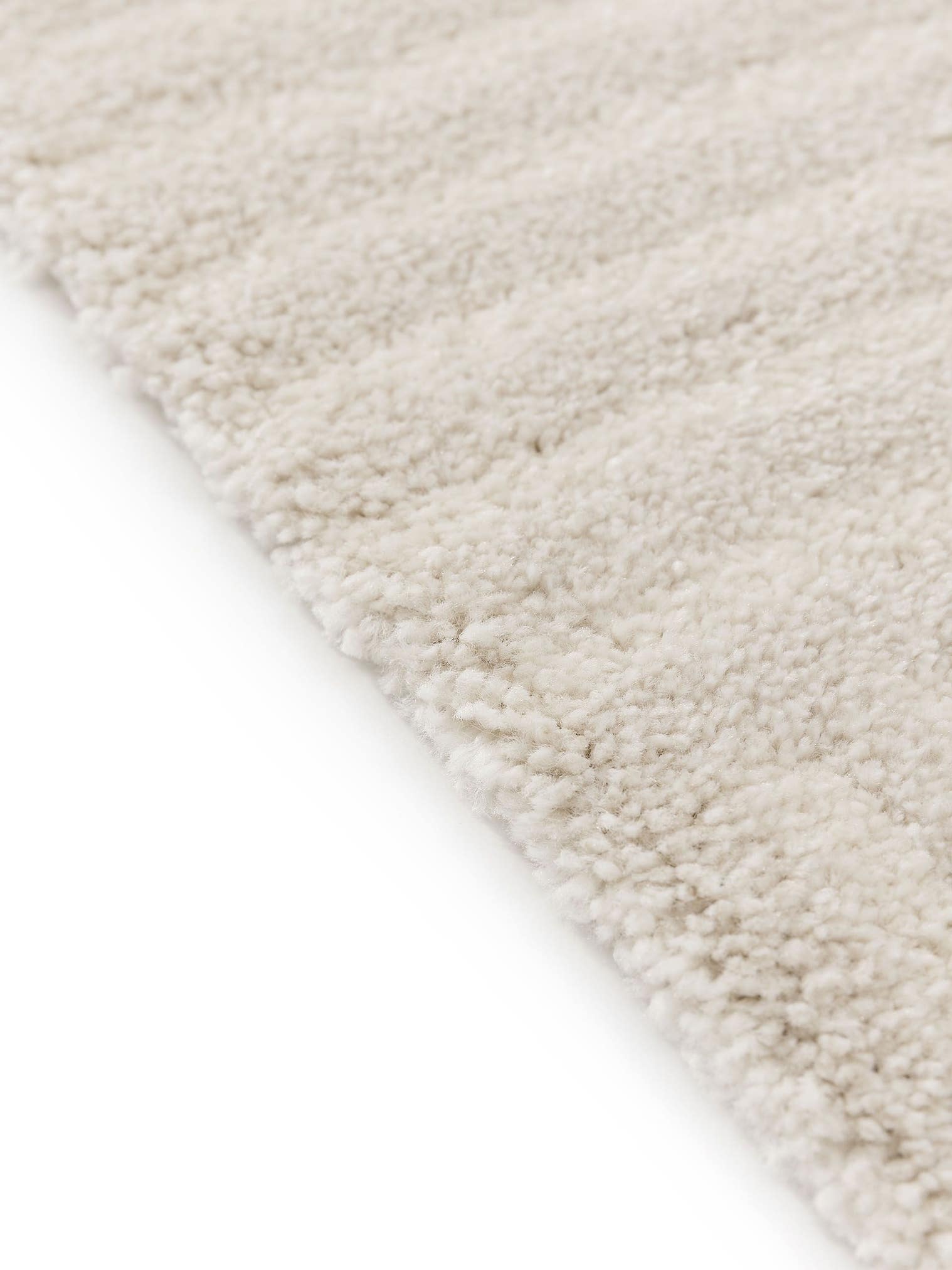 Teppich aus 100% Polypropylen in Weiß mit 21 bis 30 mm hohem Flor von benuta Nest