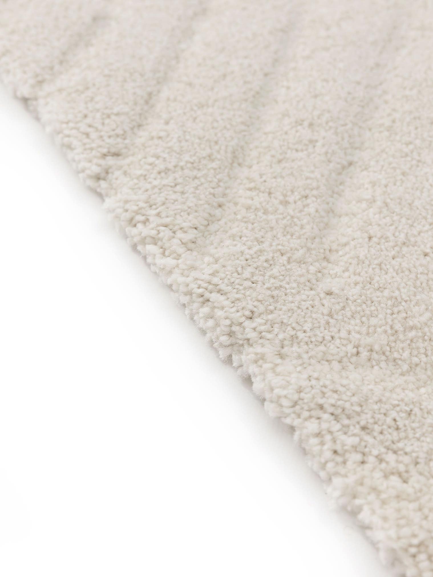 Teppich aus 100% Polypropylen in Weiß mit 21 bis 30 mm hohem Flor von benuta Nest