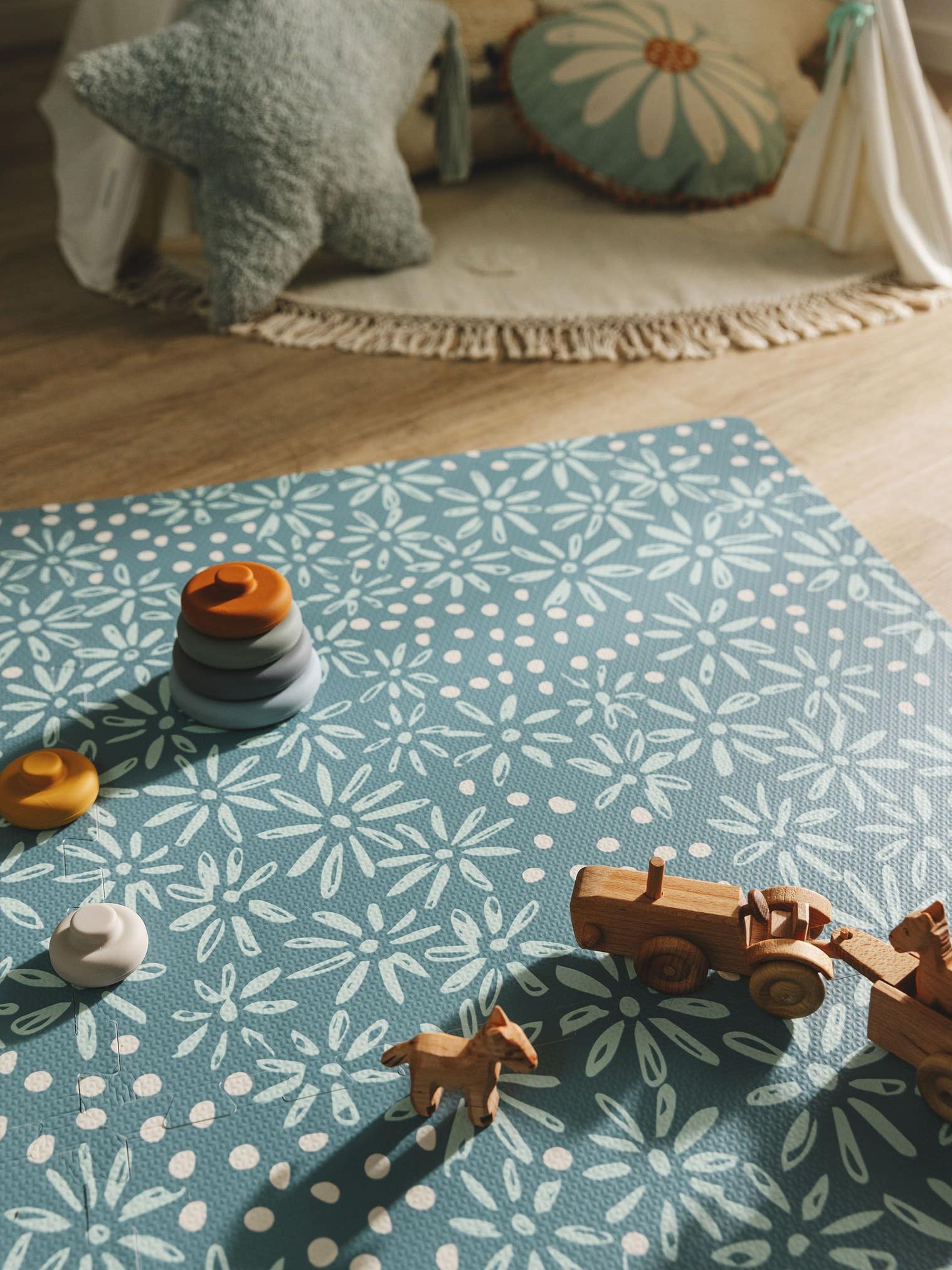 Alfombra de juego Daisy Azul con diseño de Botanicals&Florals en 100% Espuma EVA de Lytte