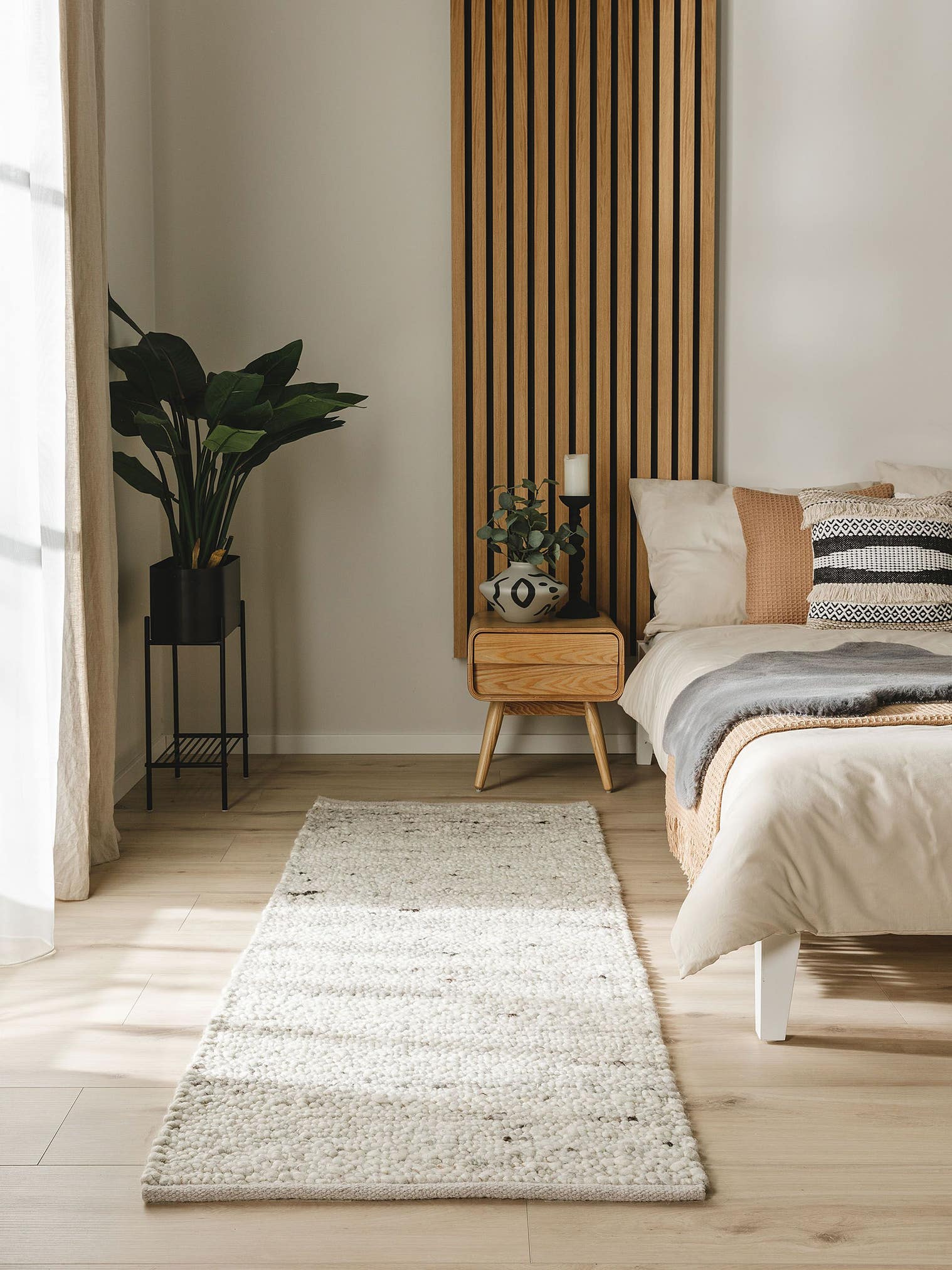 Teppich aus 70% Wolle, 30% Jute in Grau mit 11 bis 20 mm hohem Flor von benuta Pure