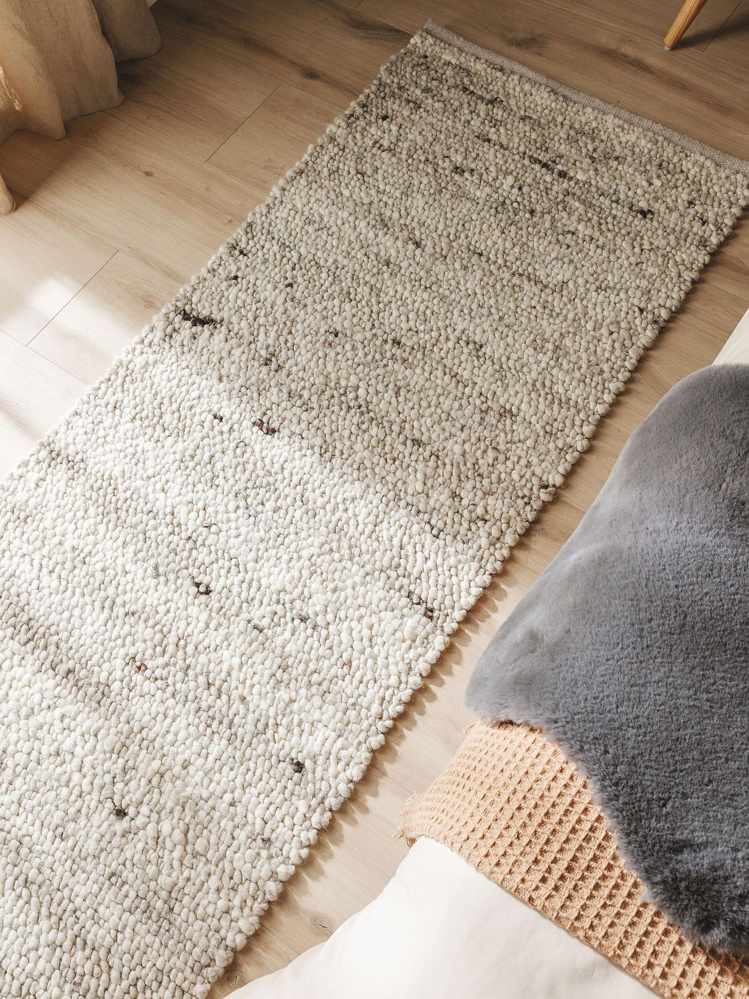 Teppich aus 70% Wolle, 30% Jute in Grau mit 11 bis 20 mm hohem Flor von benuta Pure