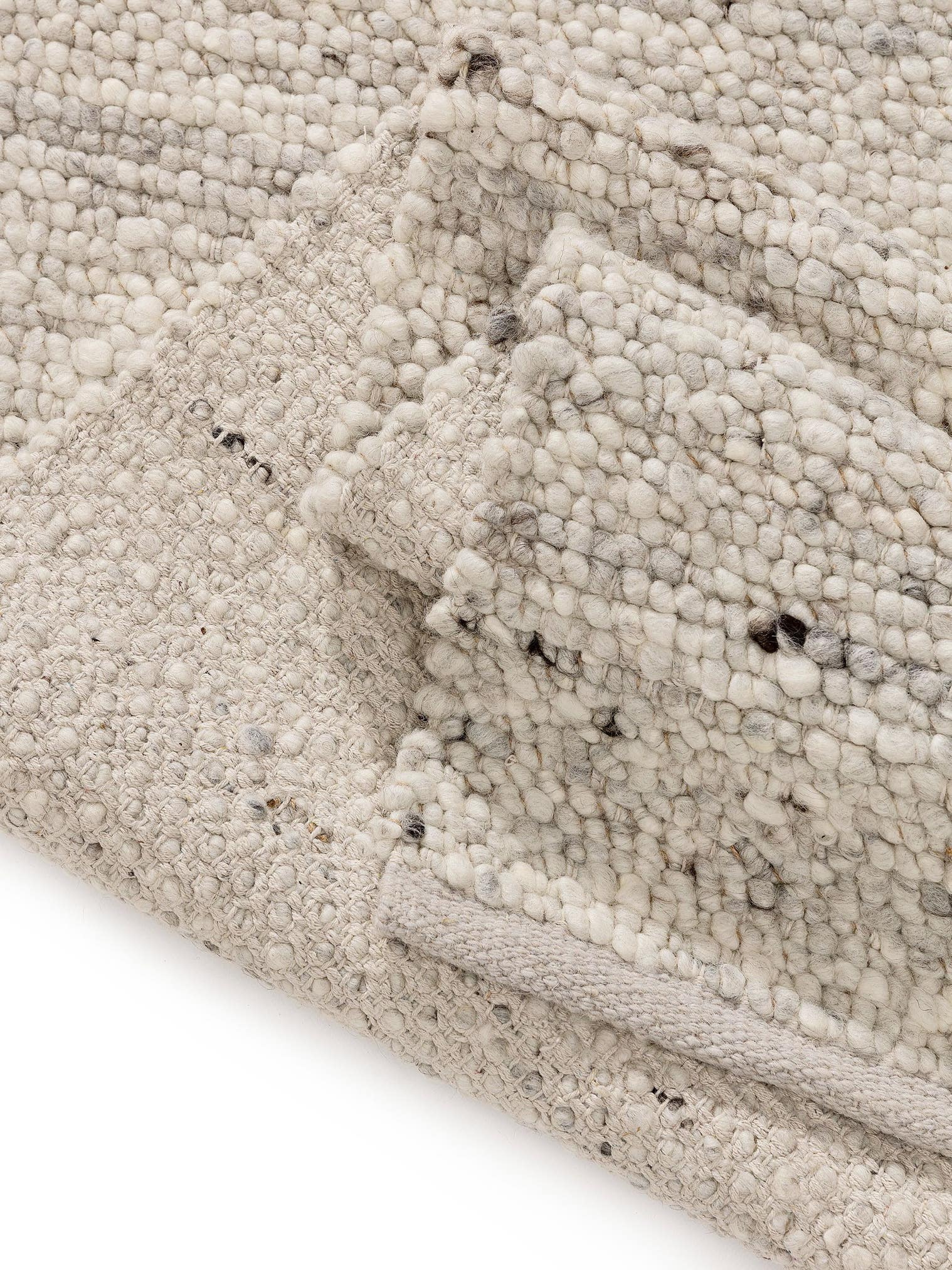 Teppich aus 70% Wolle, 30% Jute in Grau mit 11 bis 20 mm hohem Flor von benuta Pure