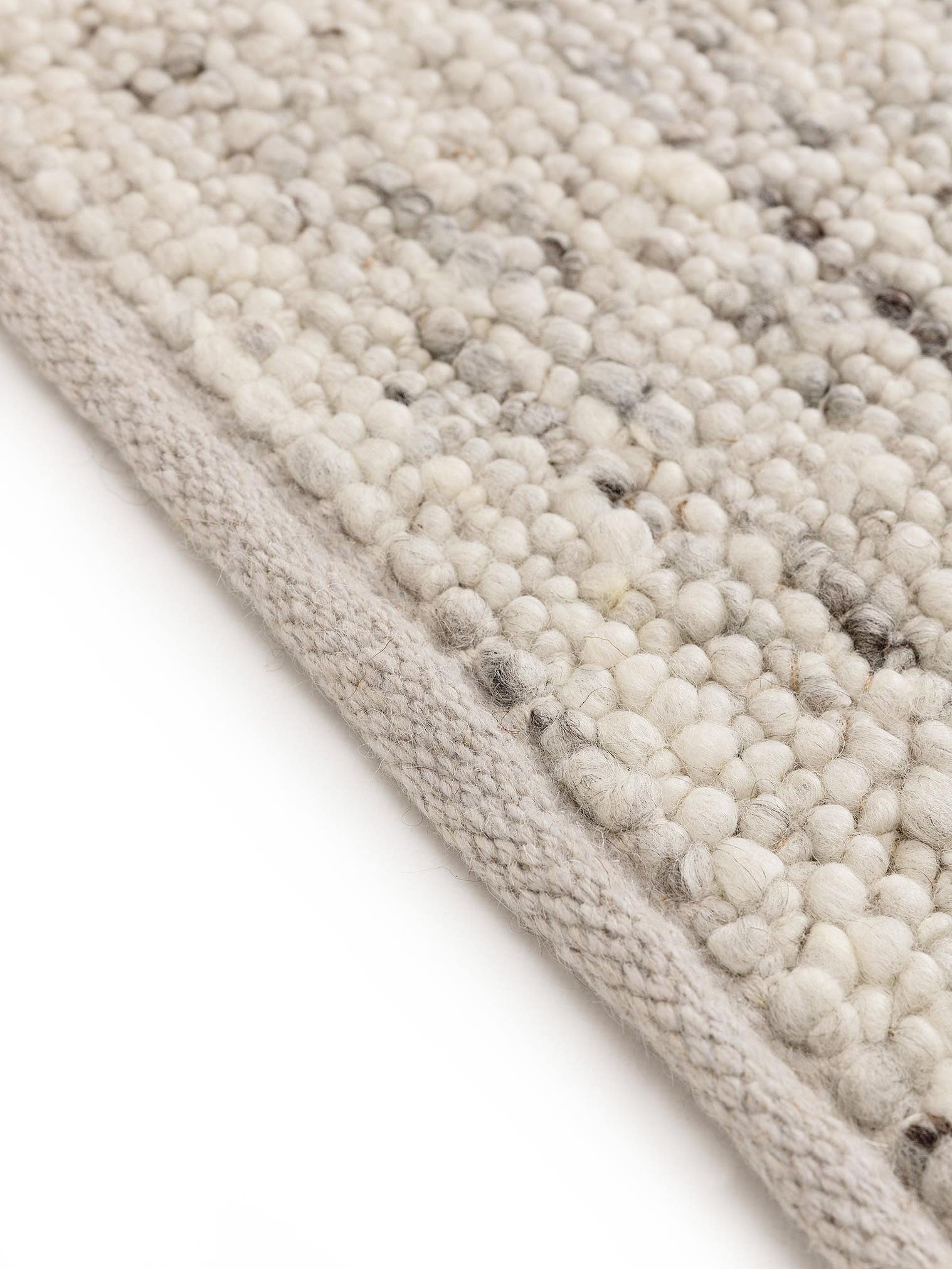 Teppich aus 70% Wolle, 30% Jute in Grau mit 11 bis 20 mm hohem Flor von benuta Pure