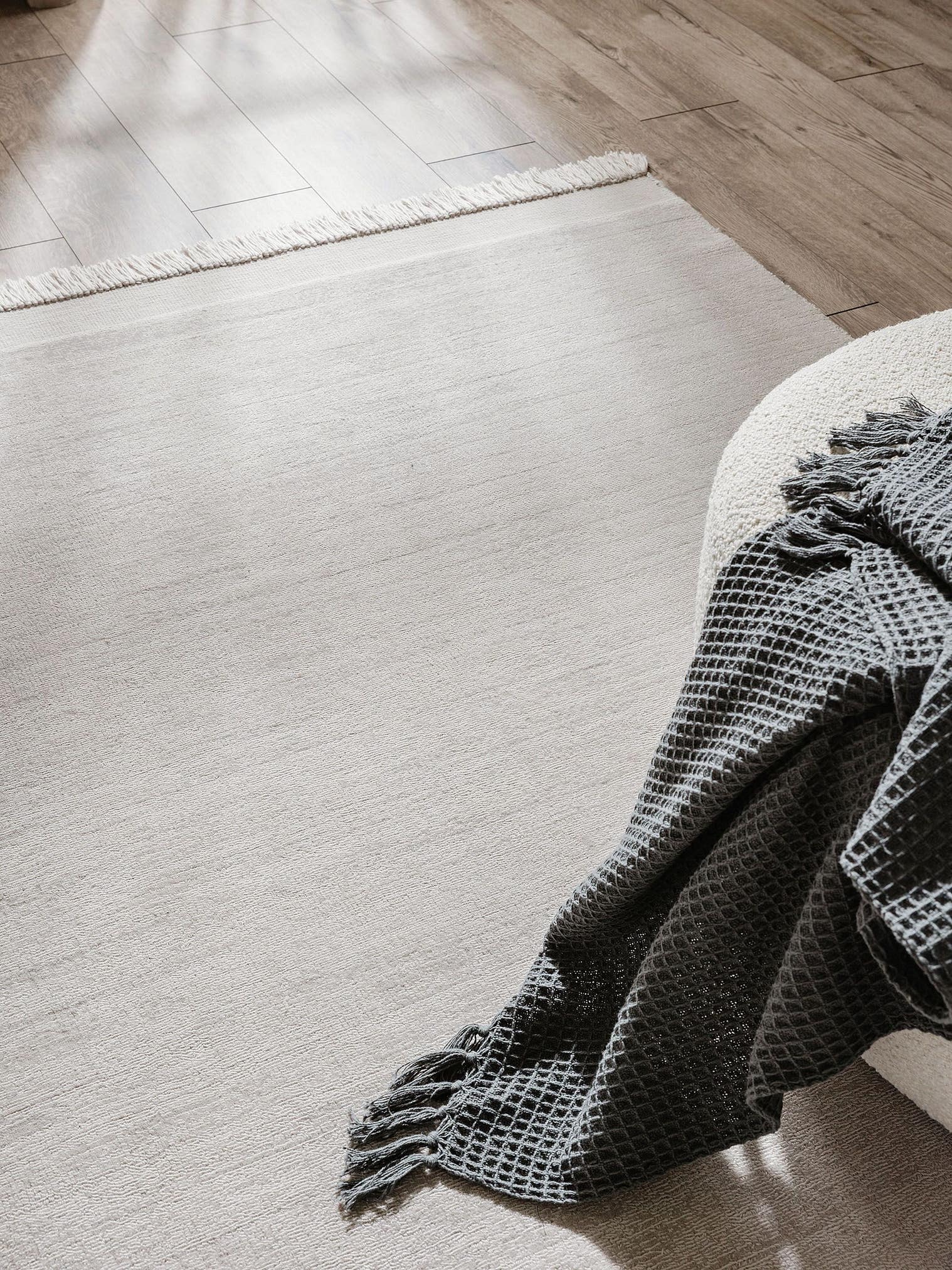 Teppich aus 80% Polyester, 20% Baumwolle in Grau mit 6 bis 10 mm hohem Flor von benuta Pure