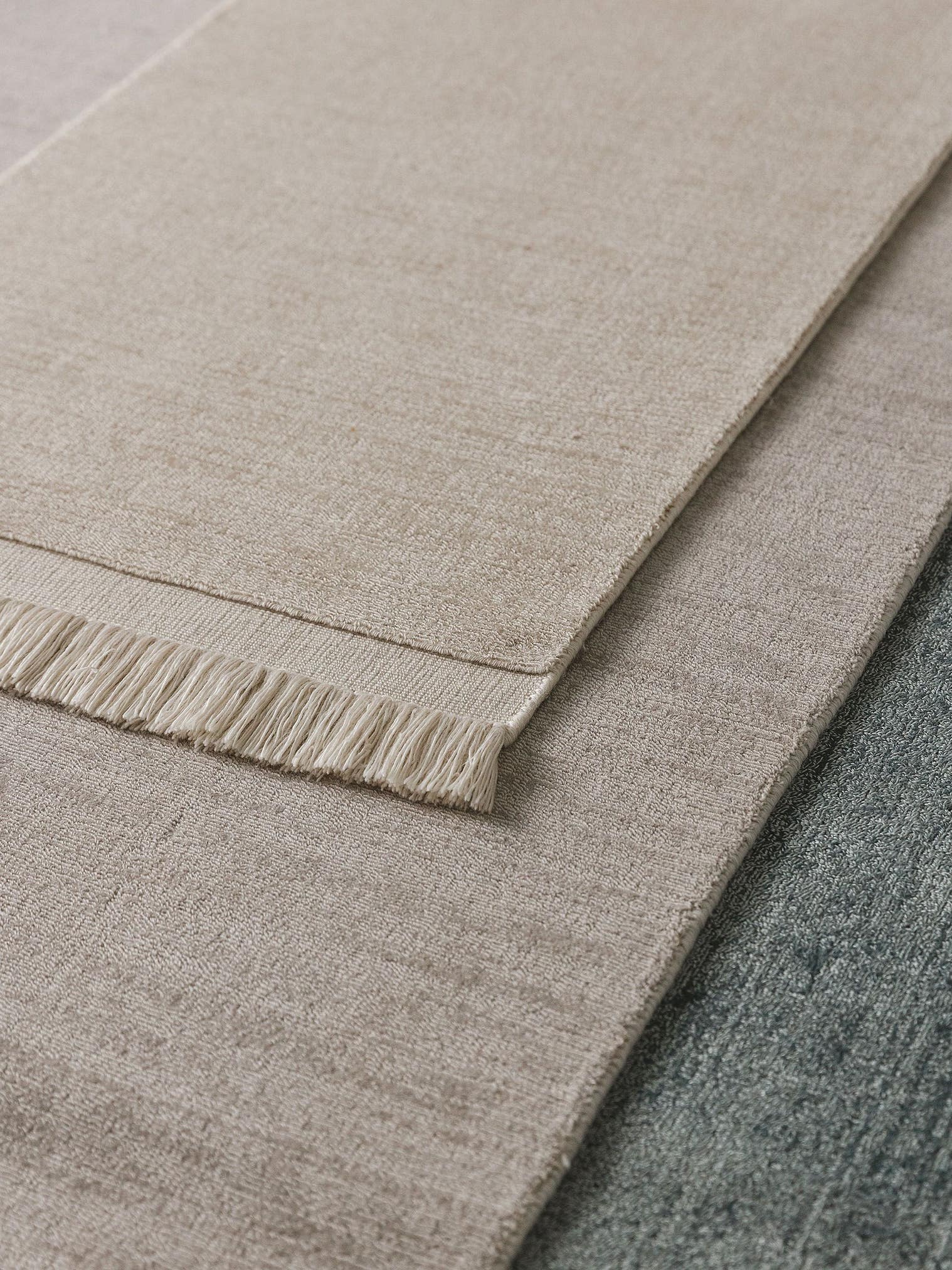 Teppich aus 80% Polyester, 20% Baumwolle in Grau mit 6 bis 10 mm hohem Flor von benuta Pure